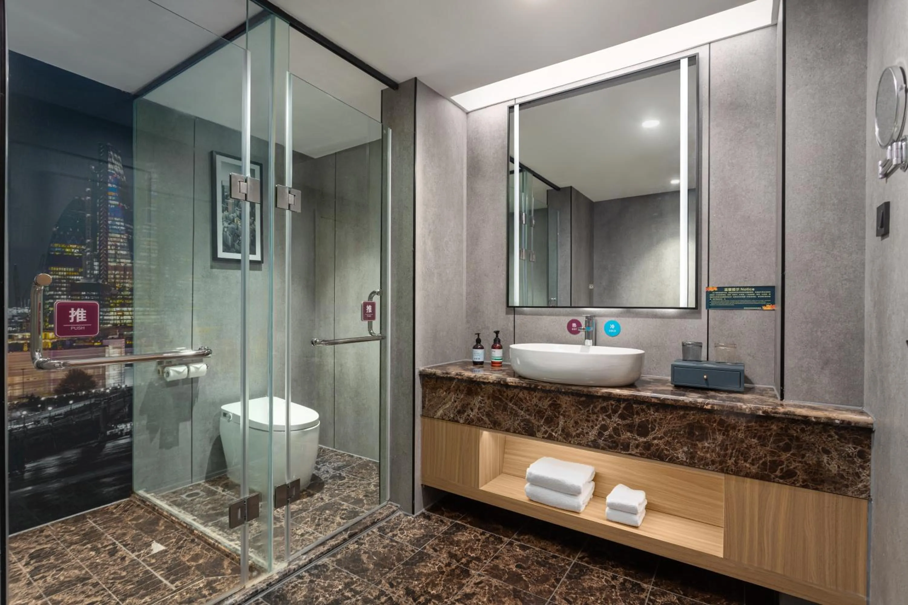 Premier Deluxe Suite  in La Quinta by Wyndham Qionghai Yinhai