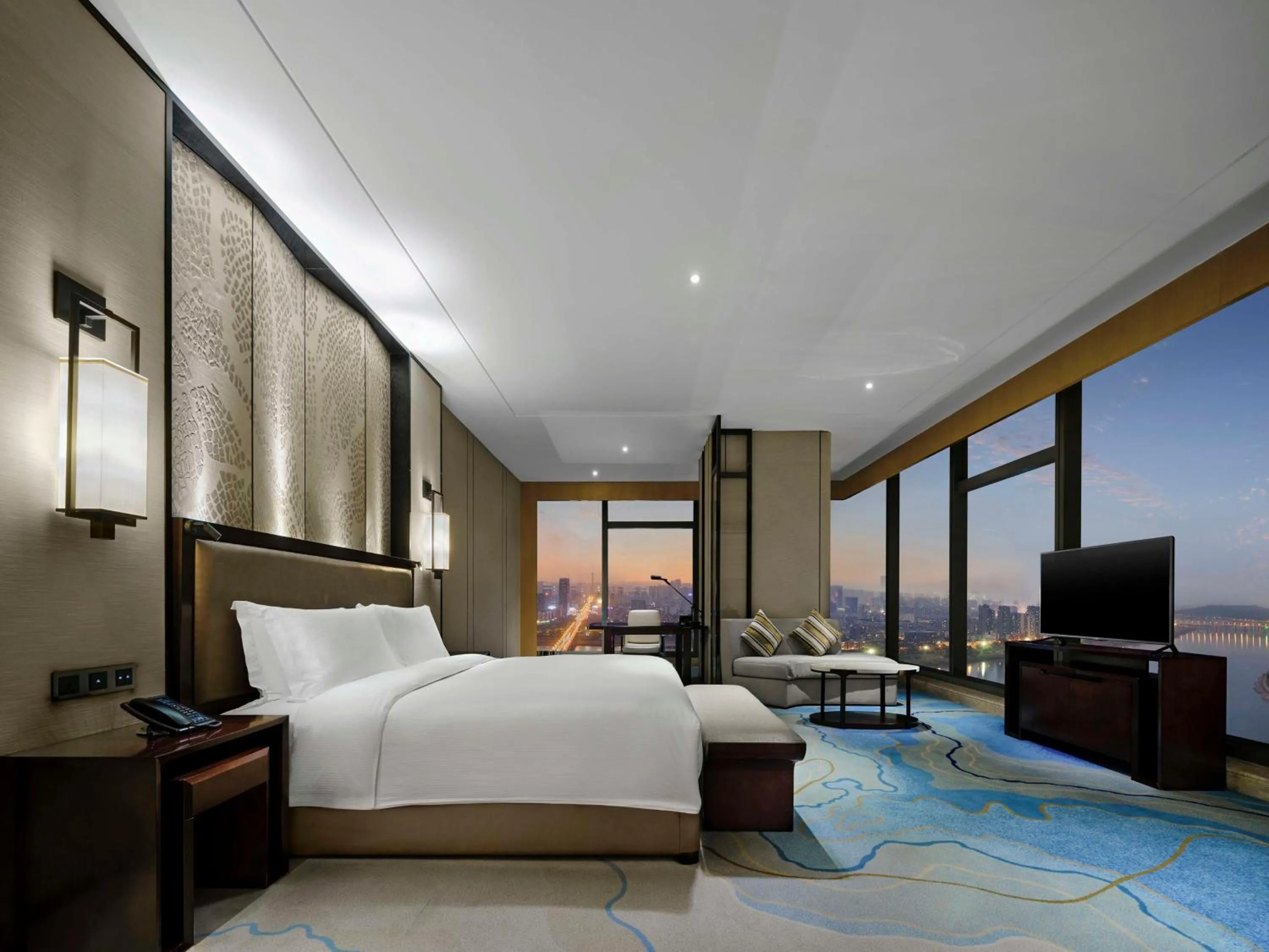 Premium King Room with Panoramic River View in Hilton Zhuzhou