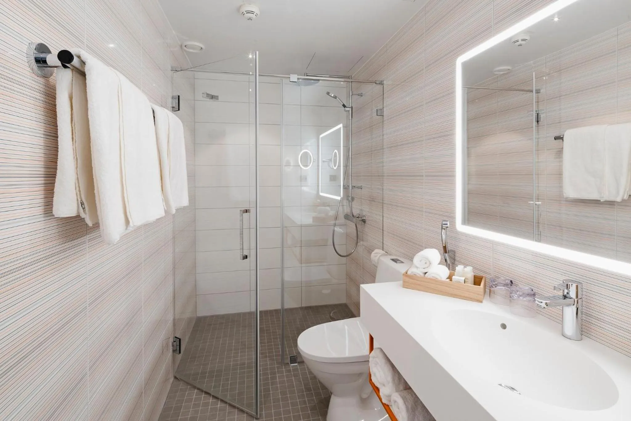 Standard King Room in Hotel Indigo Helsinki-Boulevard by IHG