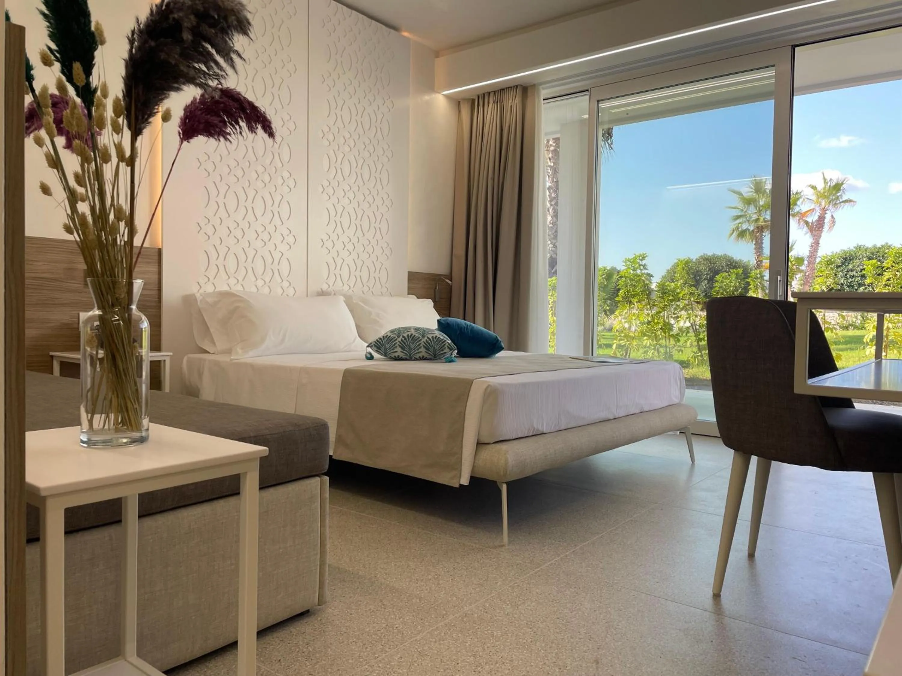 Comfort Triple Room with Pool View in Marelive - CDSHotels