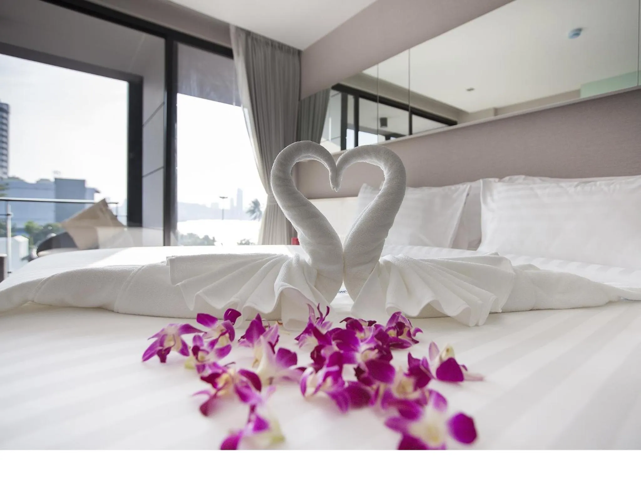 Deluxe Double Room with Partial Sea View in Serenotel Pattaya