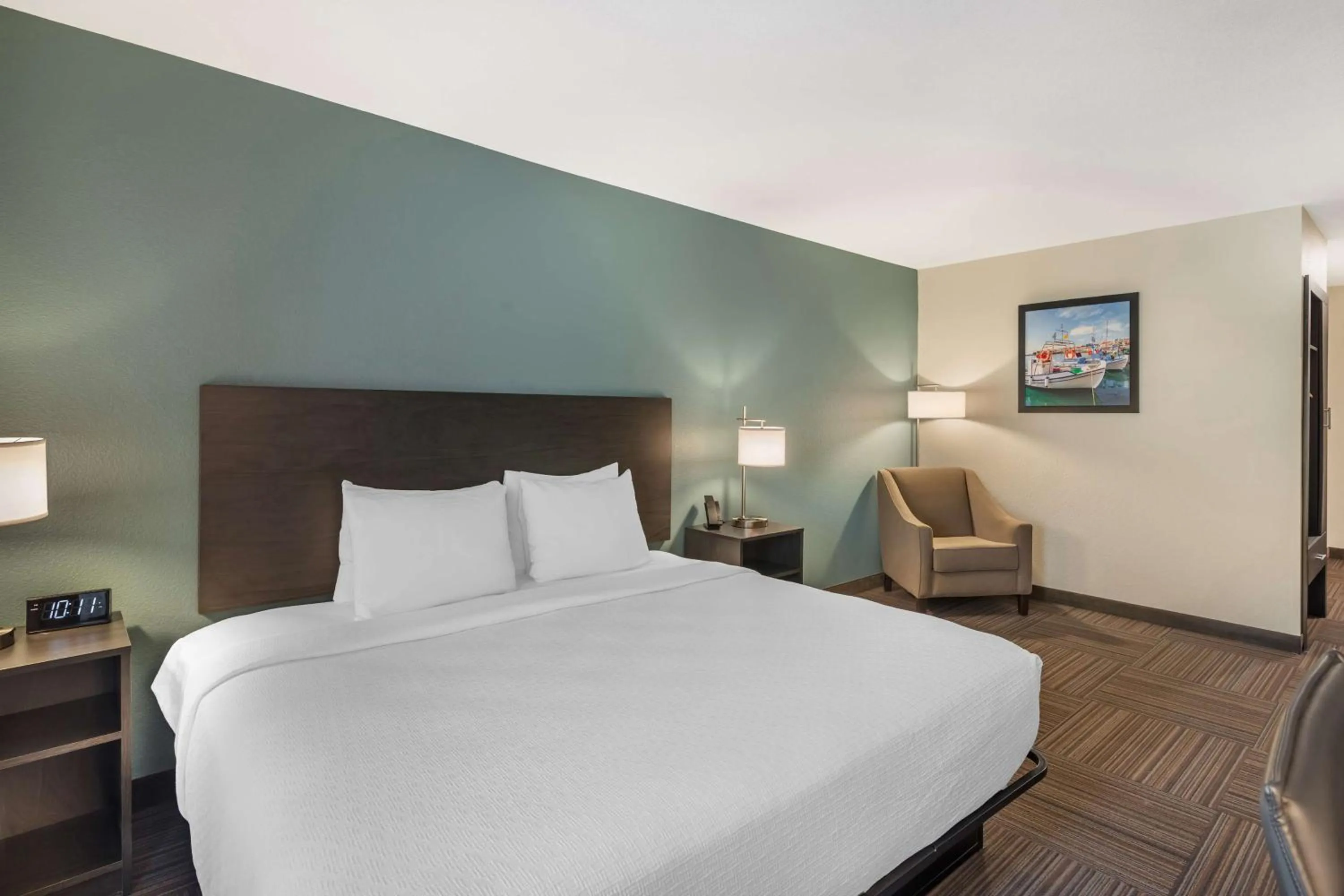 King Room with Bath Tub - Mobility Accessible/Non-Smoking in Best Western Plus Bluffton/Hilton Head Hotel