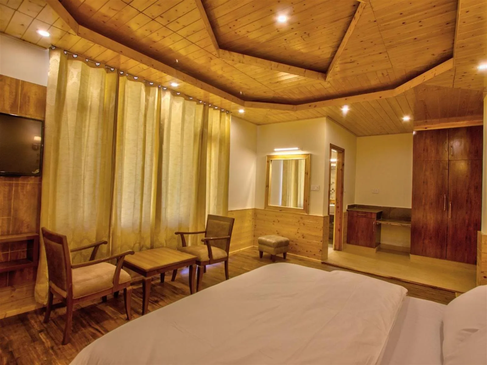 Deluxe Double Room with Balcony in Golden Peak Manali