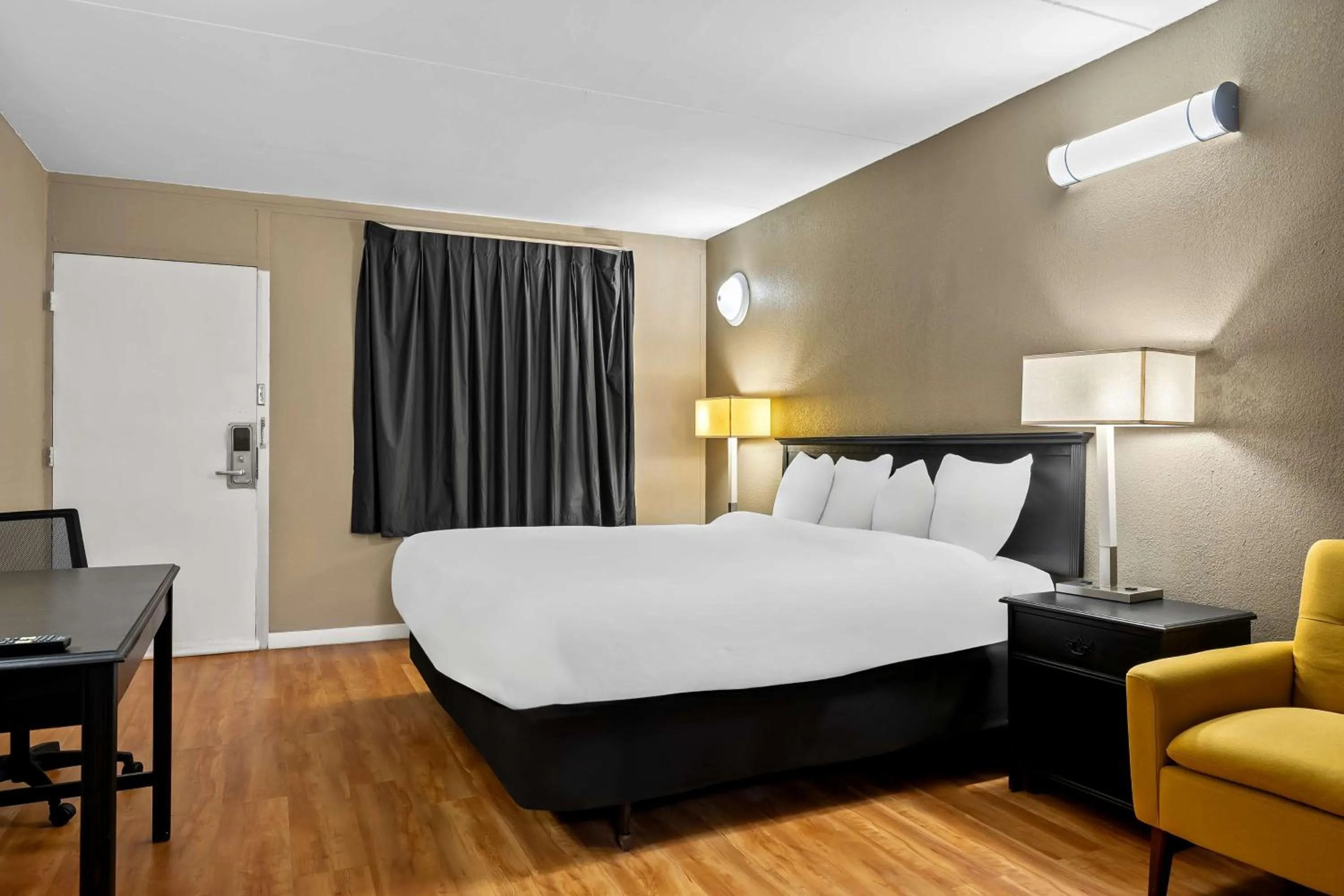 Accessible 1 King Bed Non Smoking in Signature Inn Danville