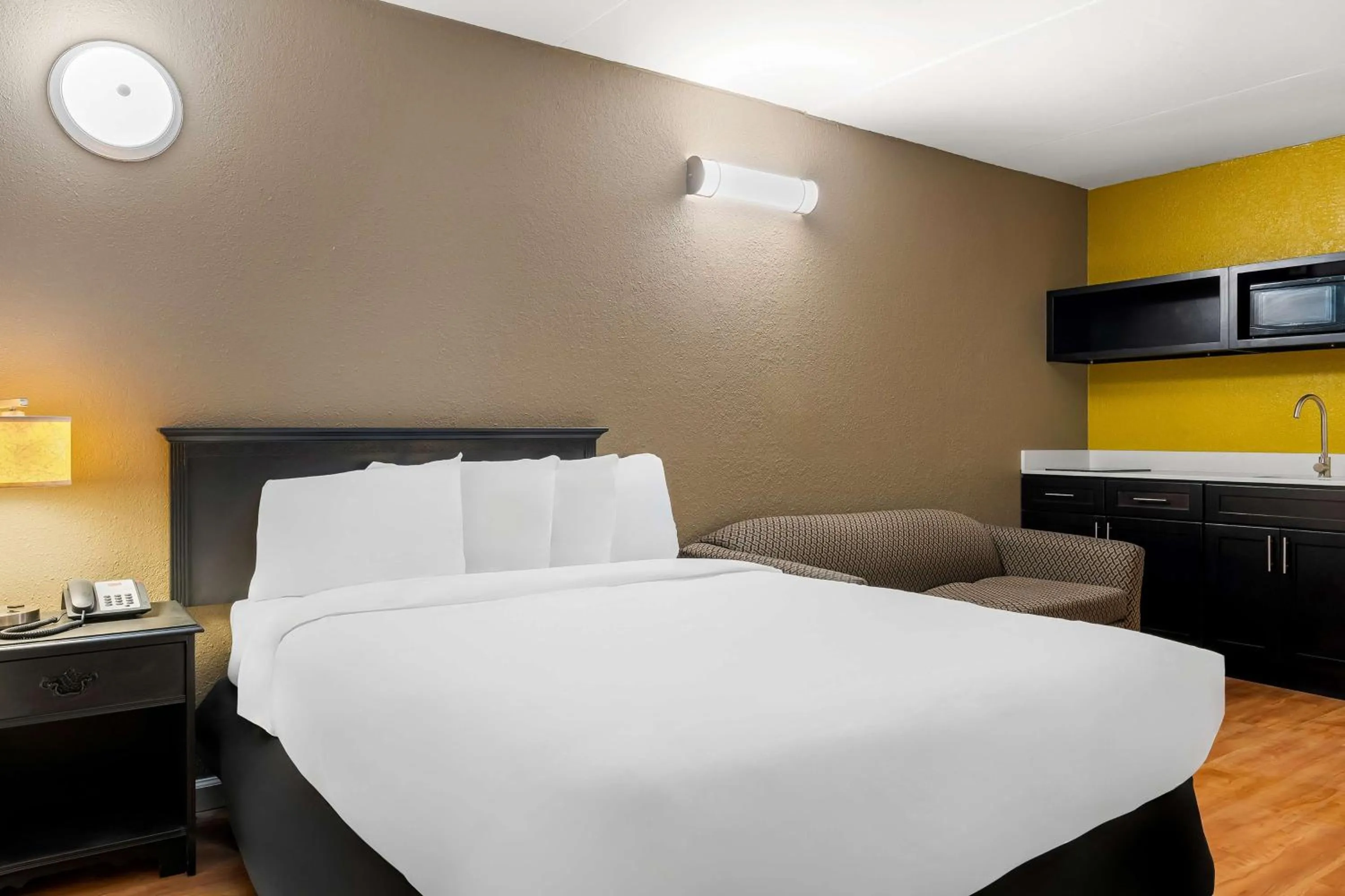 Queen Suite with Sofa Bed in Signature Inn Danville