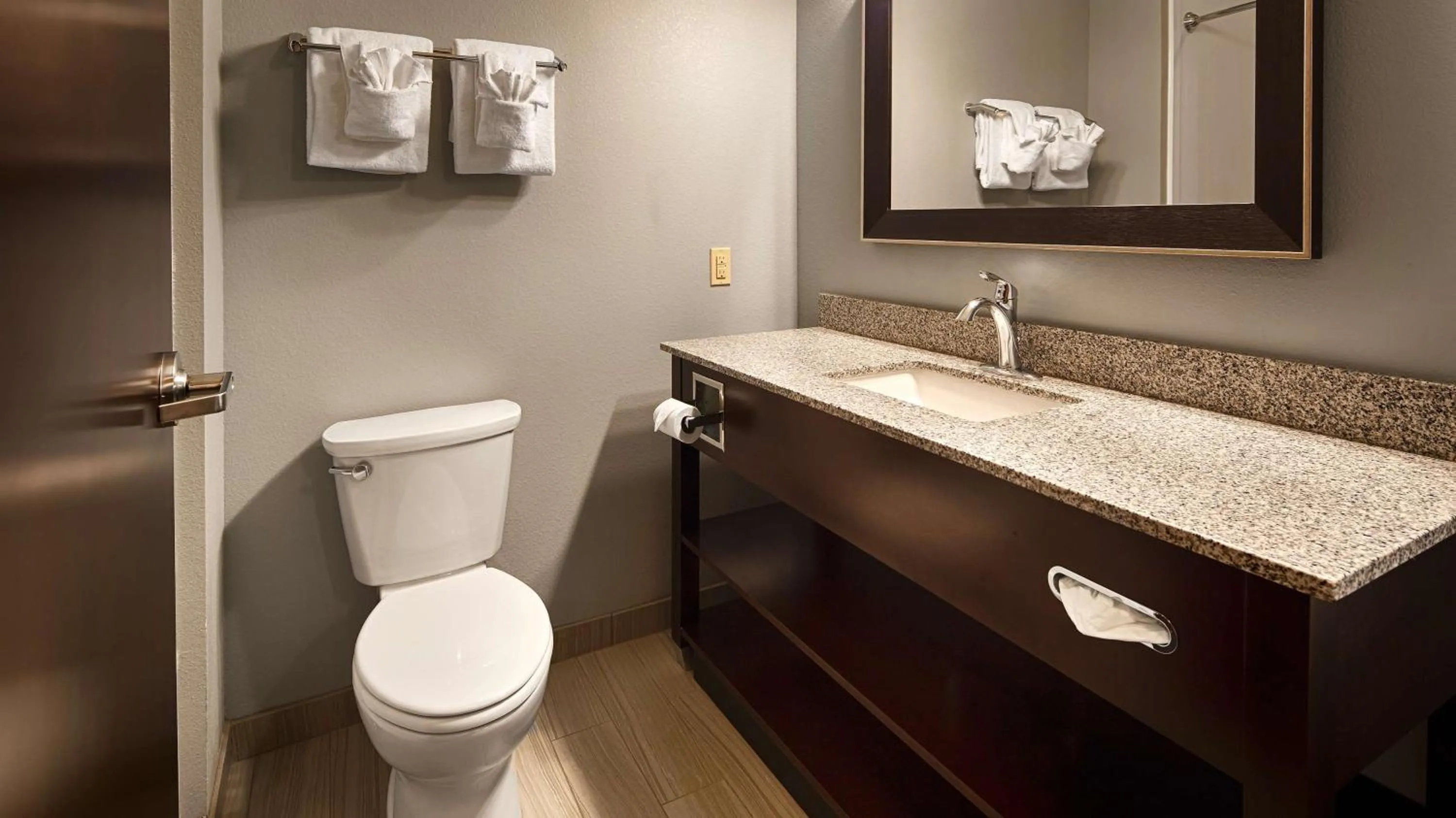 King Suite with Kitchenette - Non-Smoking in Best Western Plus Boardman Inn & Suites