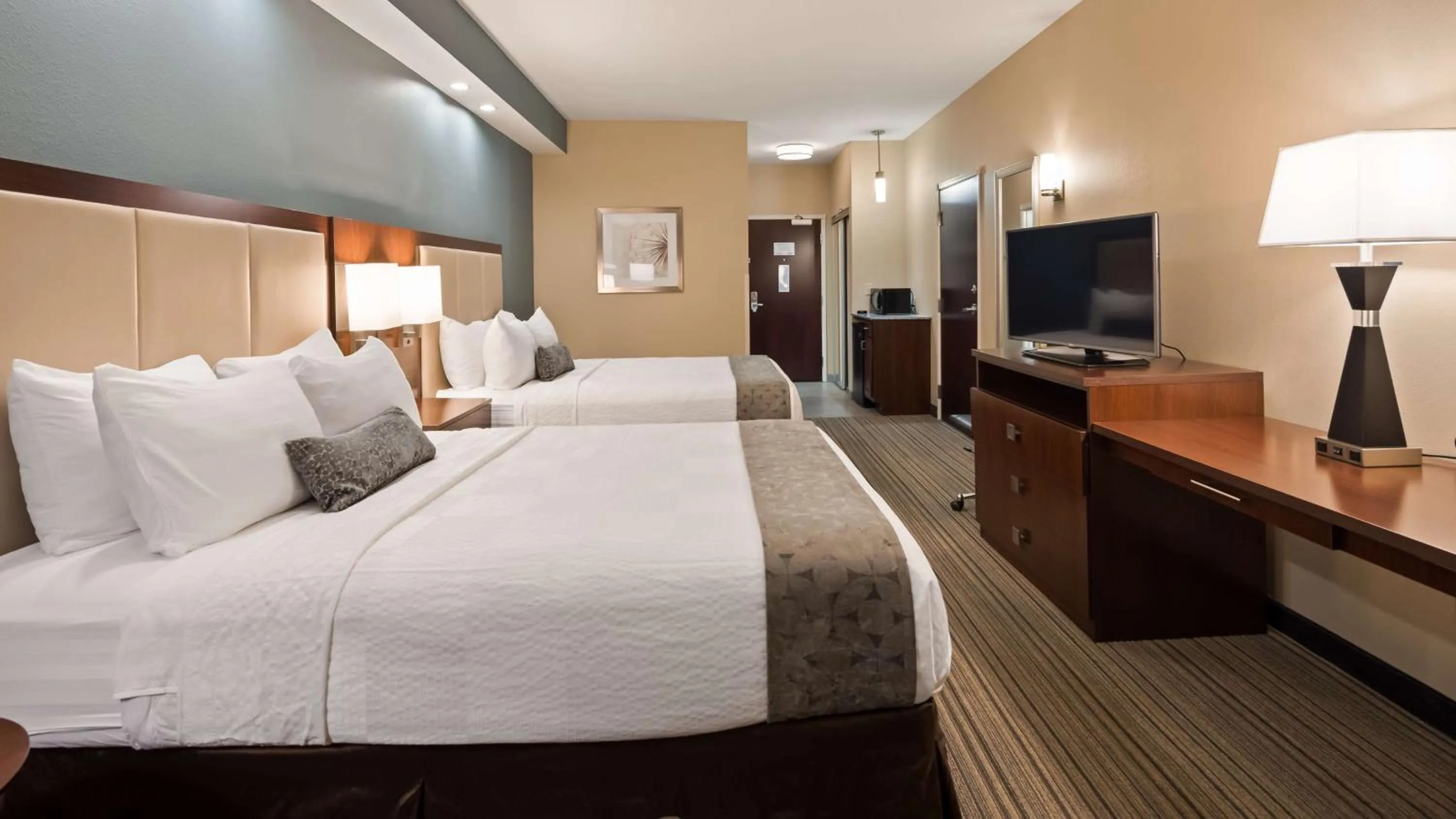 Queen Room with Two Queen Beds with Bath Tub - Mobility Accessible/Non-Smoking in Best Western Plus Boardman Inn & Suites