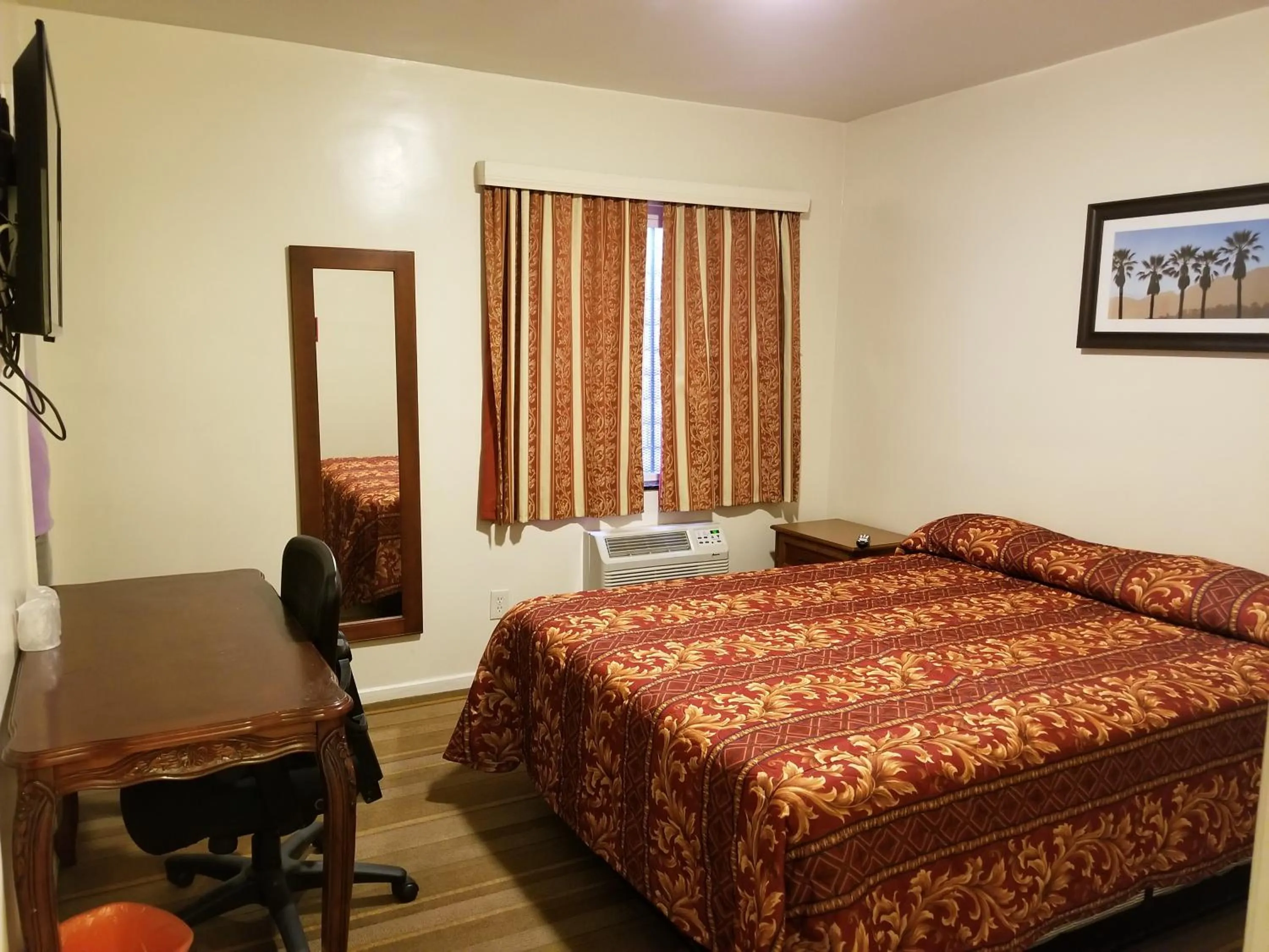 Standard Room with One Queen Bed in Lido Hotel