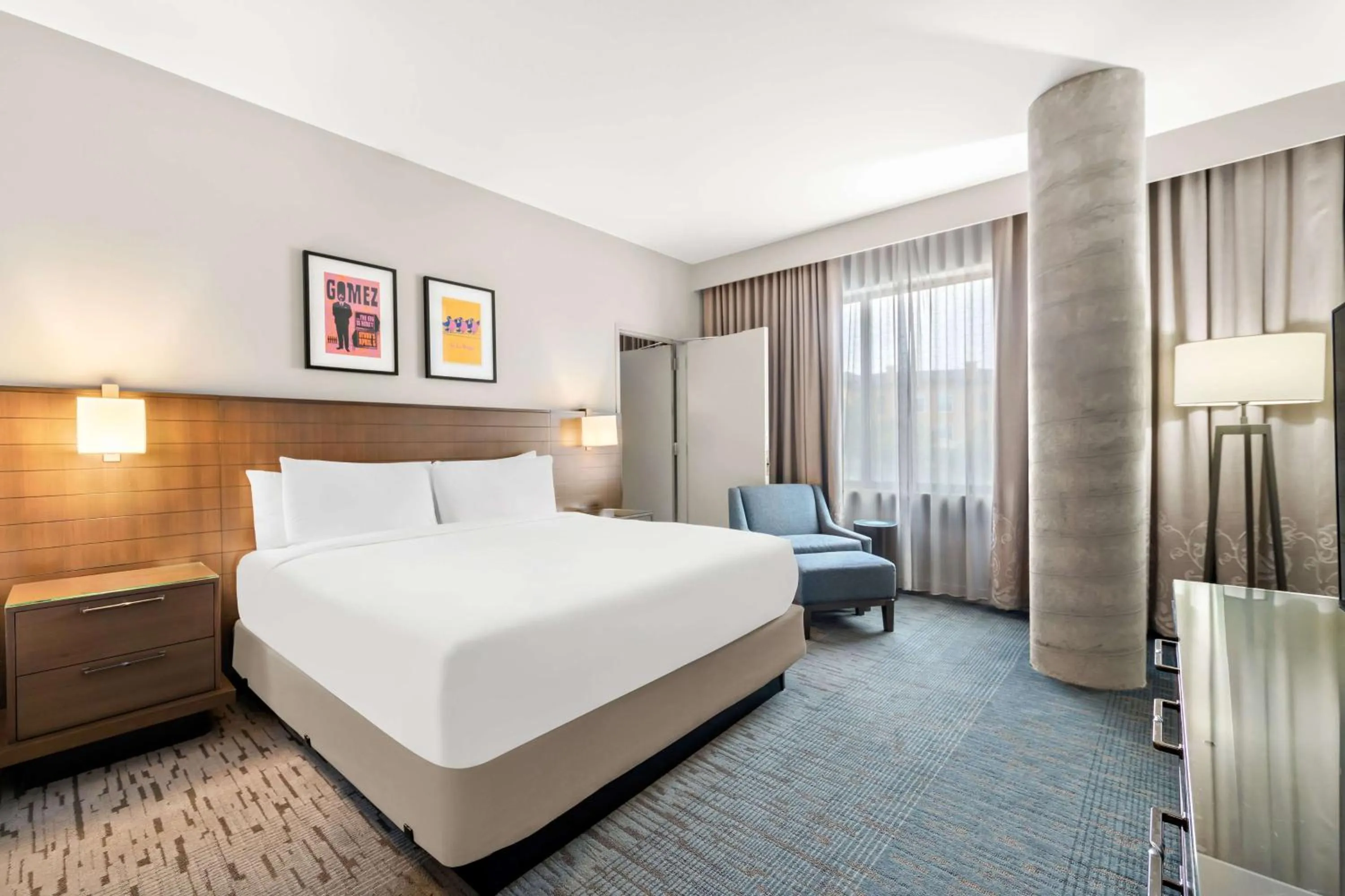 One-Bedroom King Suite -Mobility/Hearing Accessible Roll-In Shower in Sonesta Bee Cave Austin Hill Country