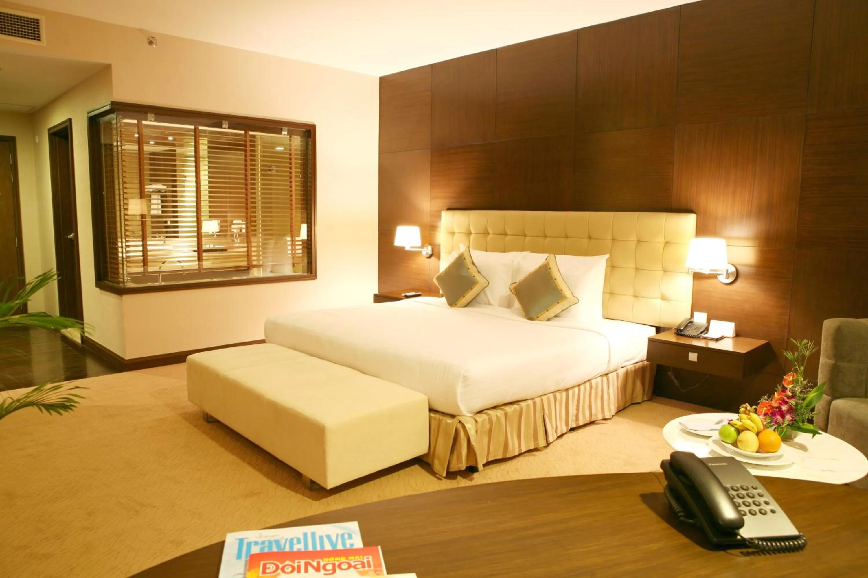 Deluxe King Suite in AURORA Hotel Plaza