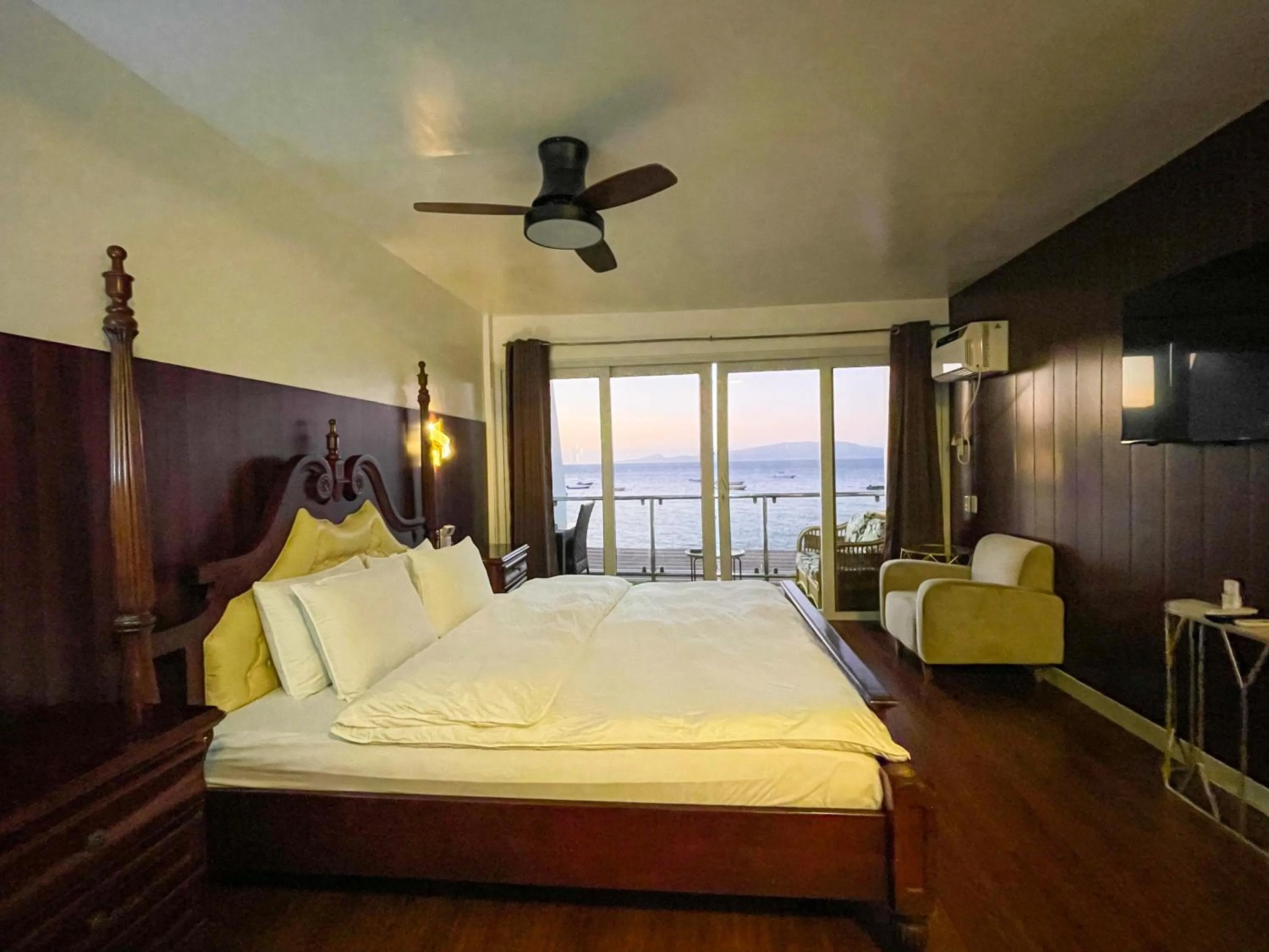 Queen Room with Sea View in Montani Beach Resort Puerto Galera powered by Cocotel