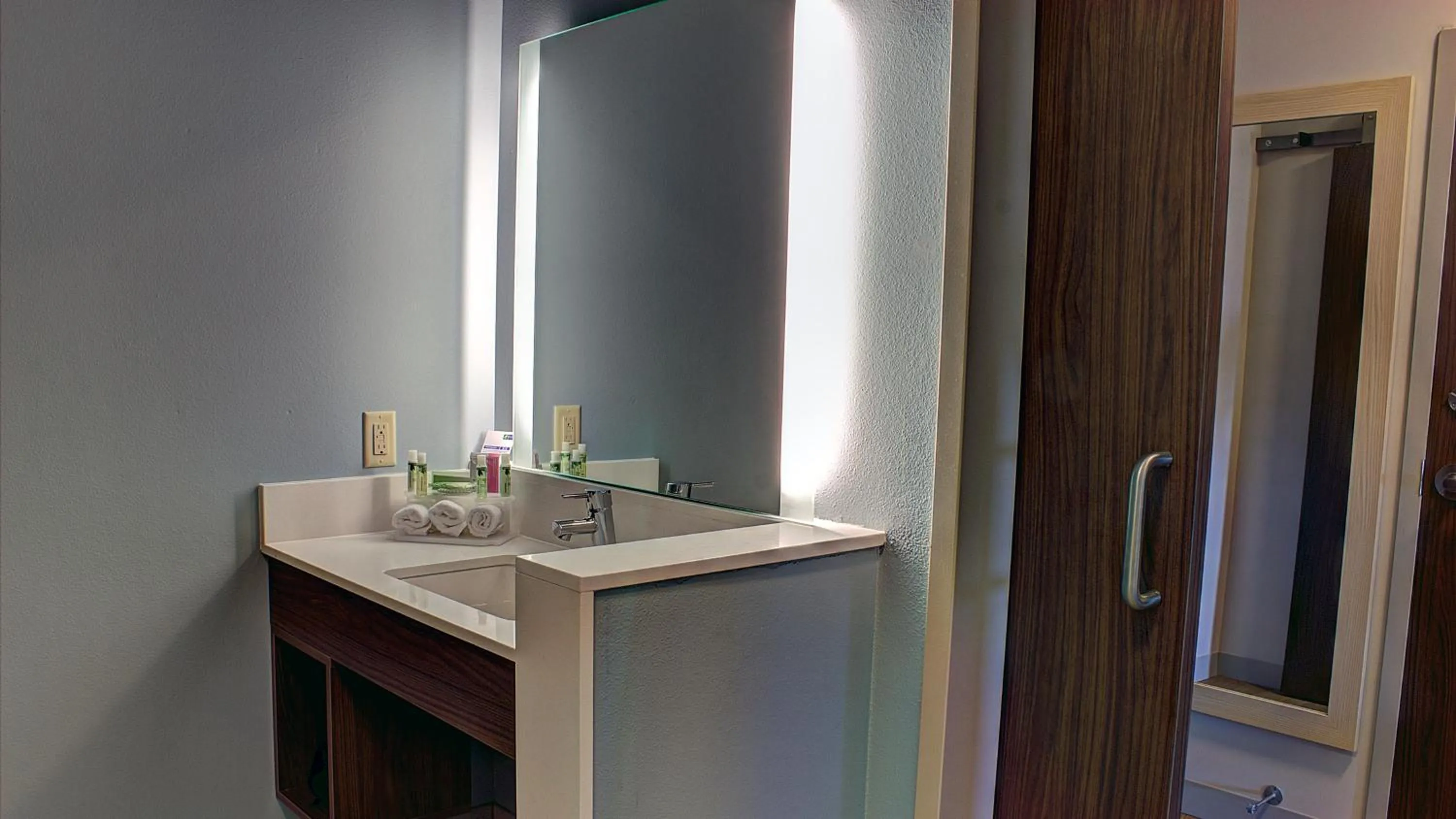 King Suite with Sofa Bed - Communication Accessible in Holiday Inn Express Spencer by IHG