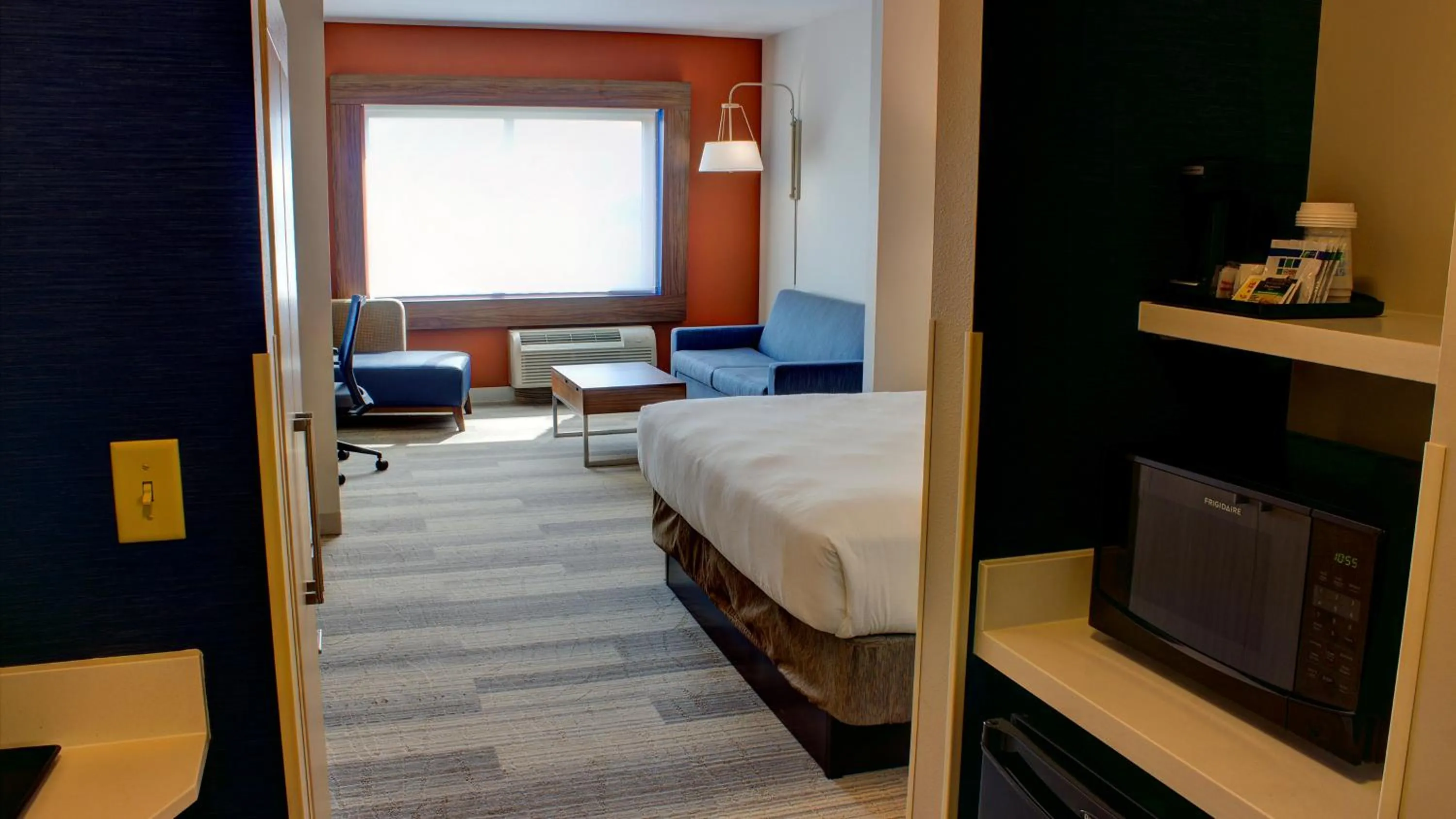 King Suite with Walk-in Shower and Sofa Bed in Holiday Inn Express Spencer by IHG