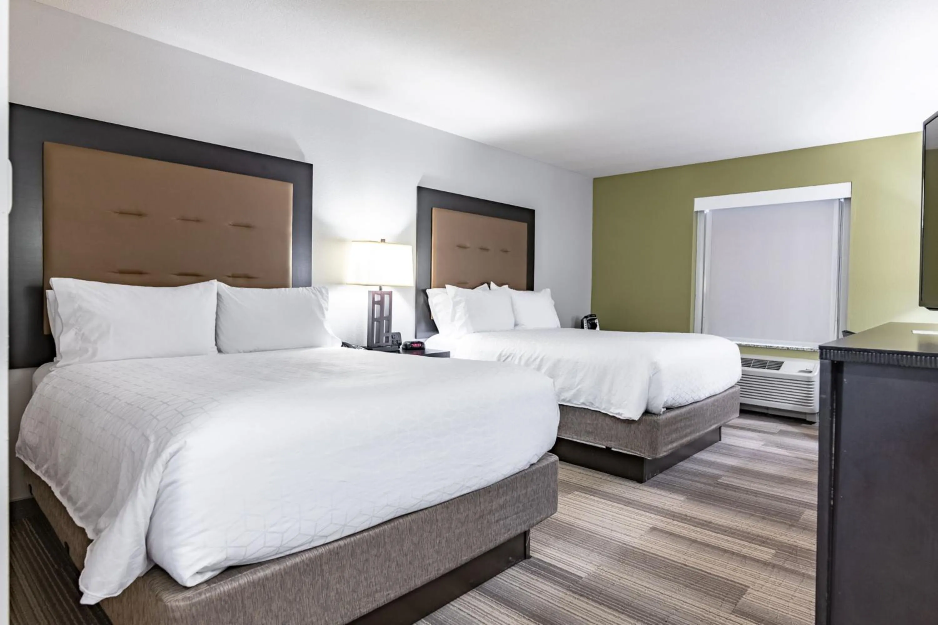 Standard Queen Room with Two Queen Beds in Holiday Inn Express & Suites New Martinsville by IHG