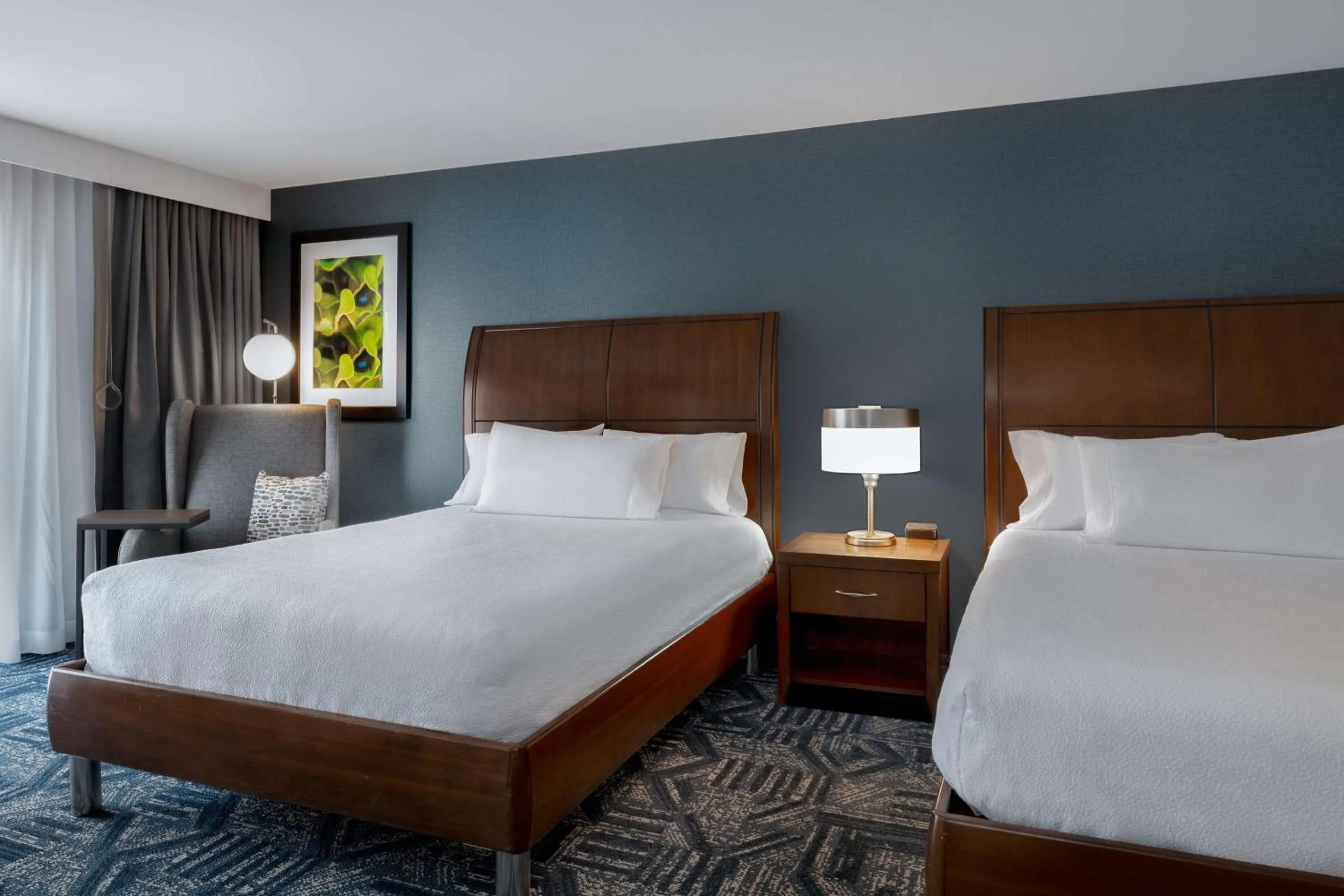 Queen Room with Two Queen Beds with Lake View in Hilton Garden Inn Burlington Downtown