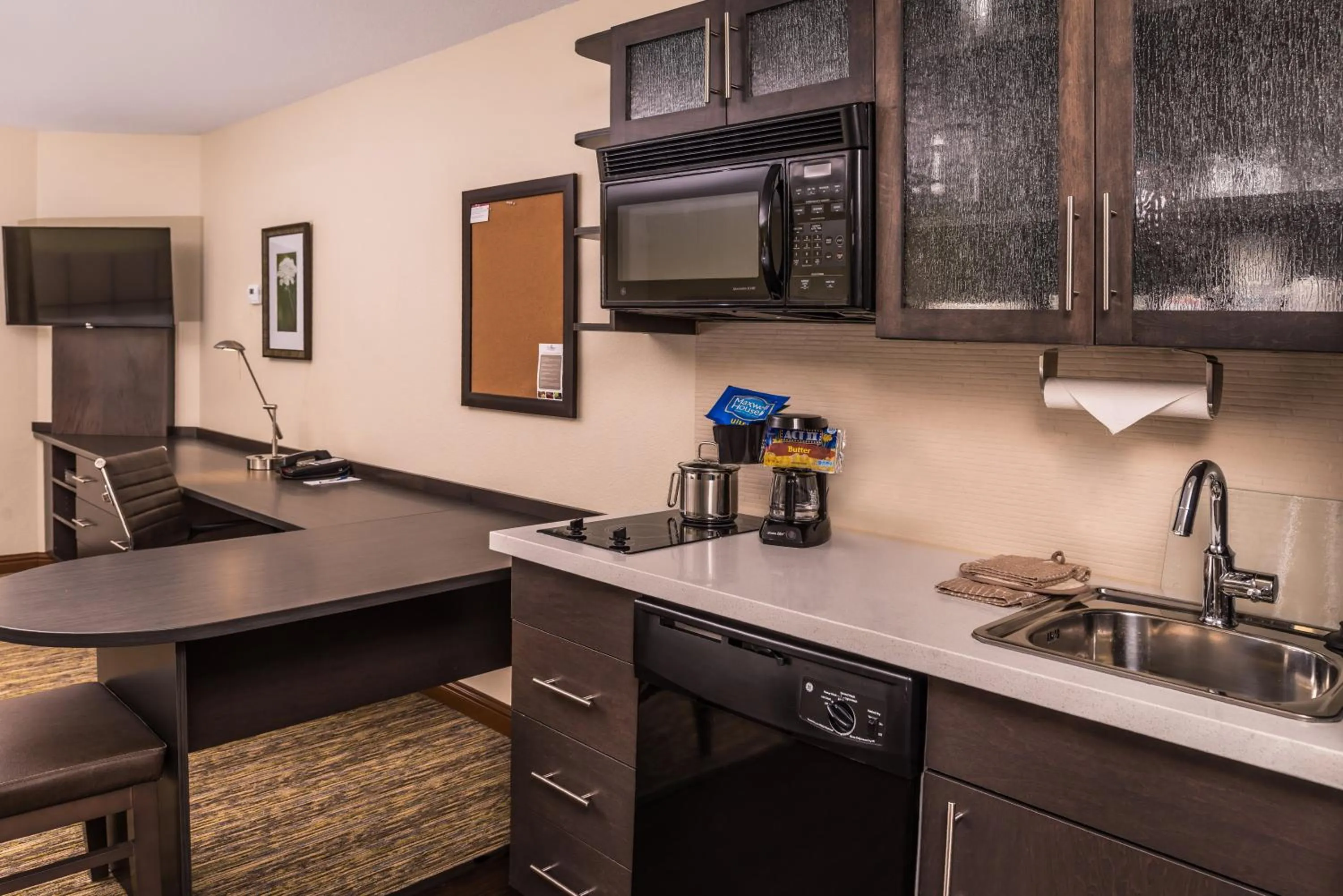 Queen Studio in Candlewood Suites - Topeka West by IHG