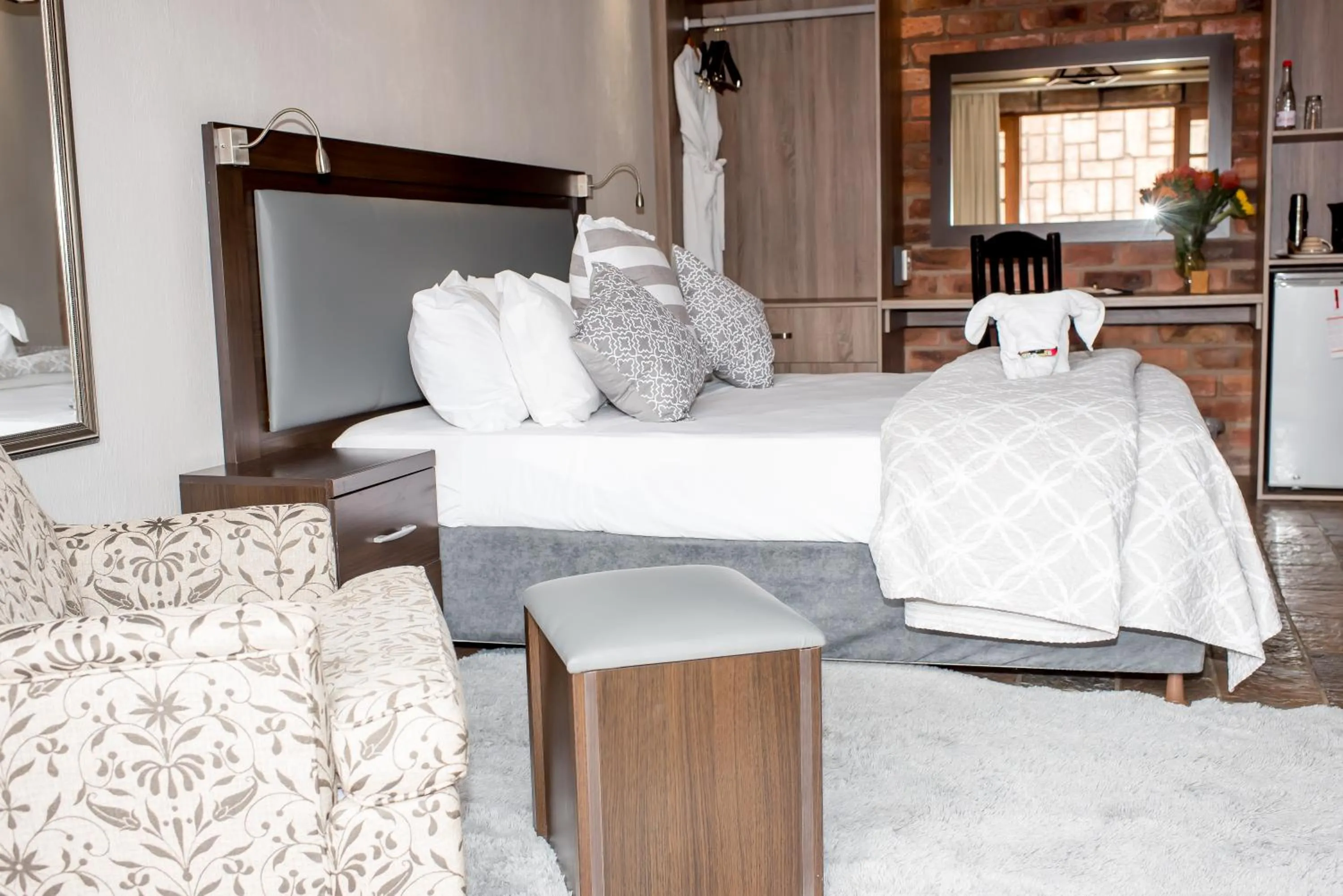 Queen Room - single occupancy in 61 On Ireland Guest House and Conferencing