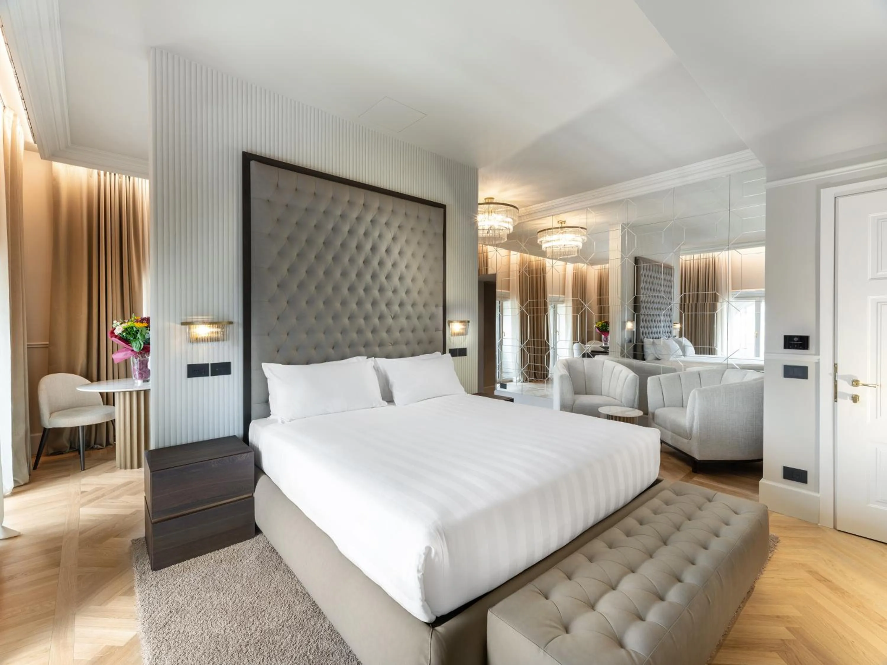 Corner Suite Duomo View in The Glamore Milano Duomo