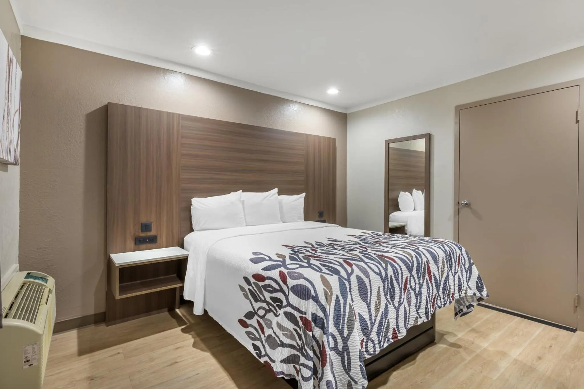 Deluxe Queen Room Disability Access Non-Smoking in Red Roof Inn Raleigh Northeast - Downtown