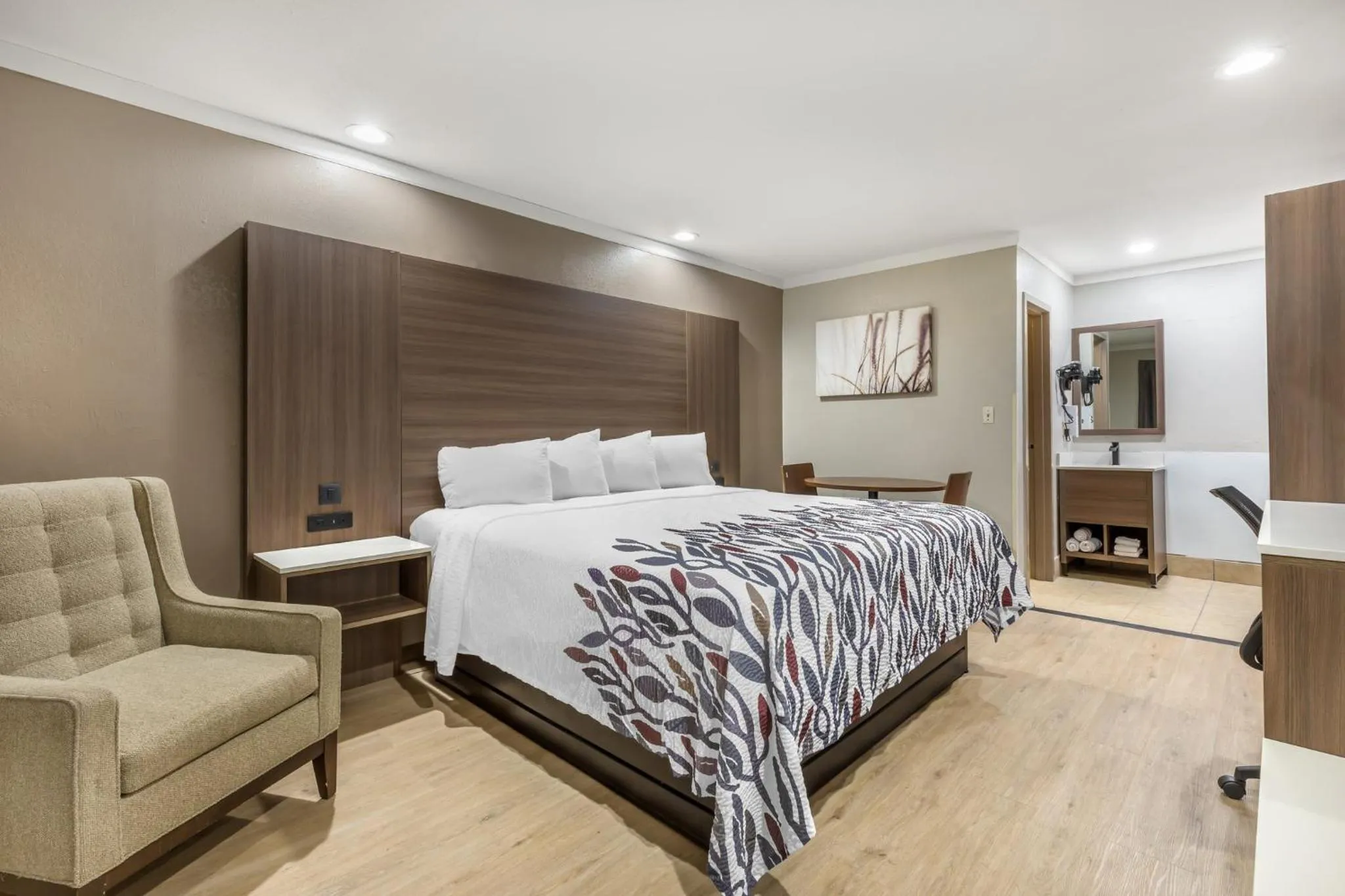 Deluxe King Room with Kitchen Non-Smoking in Red Roof Inn Raleigh Northeast - Downtown