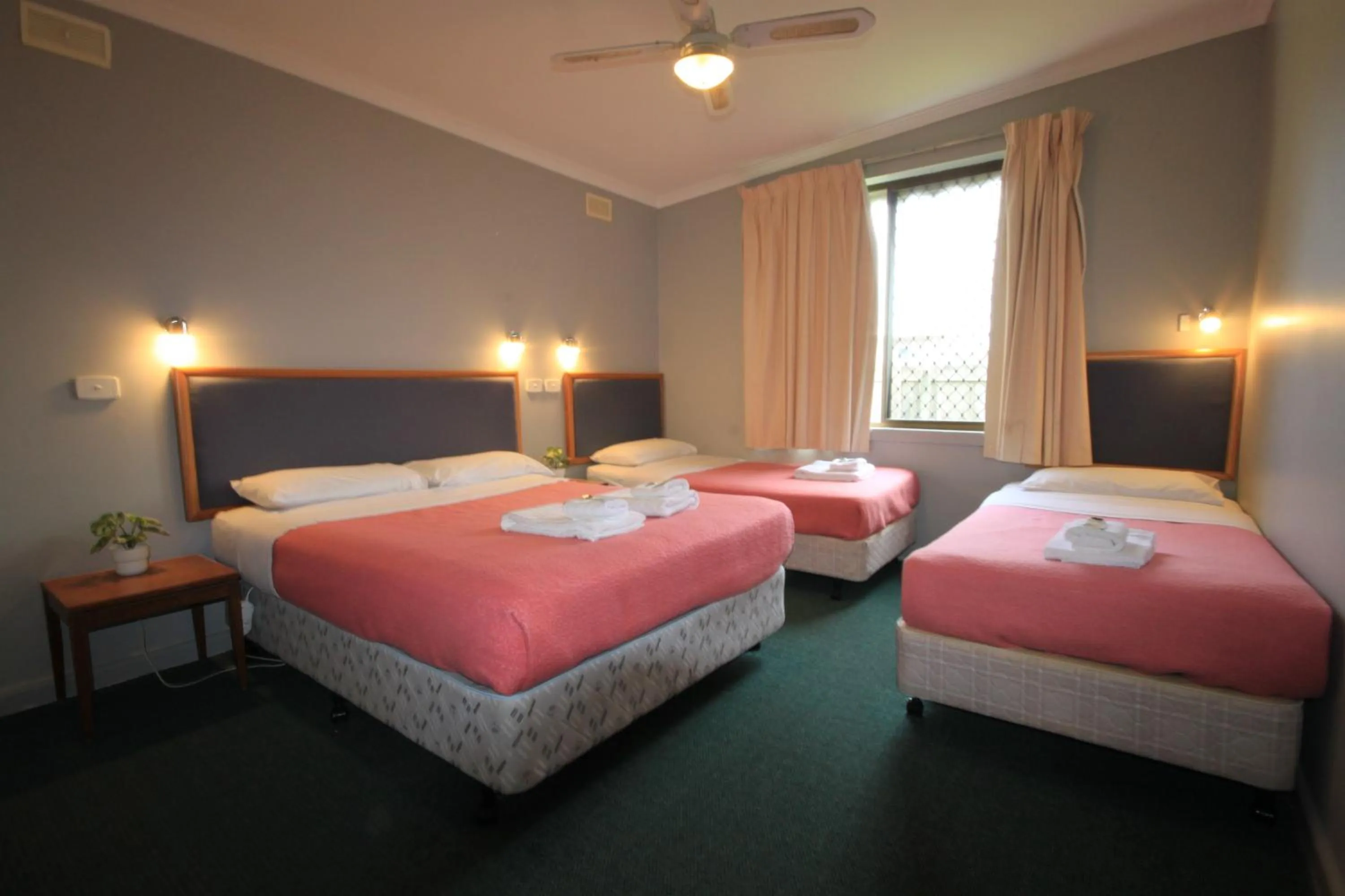 Two-Bedroom Suite in Pelicans Motel San Remo