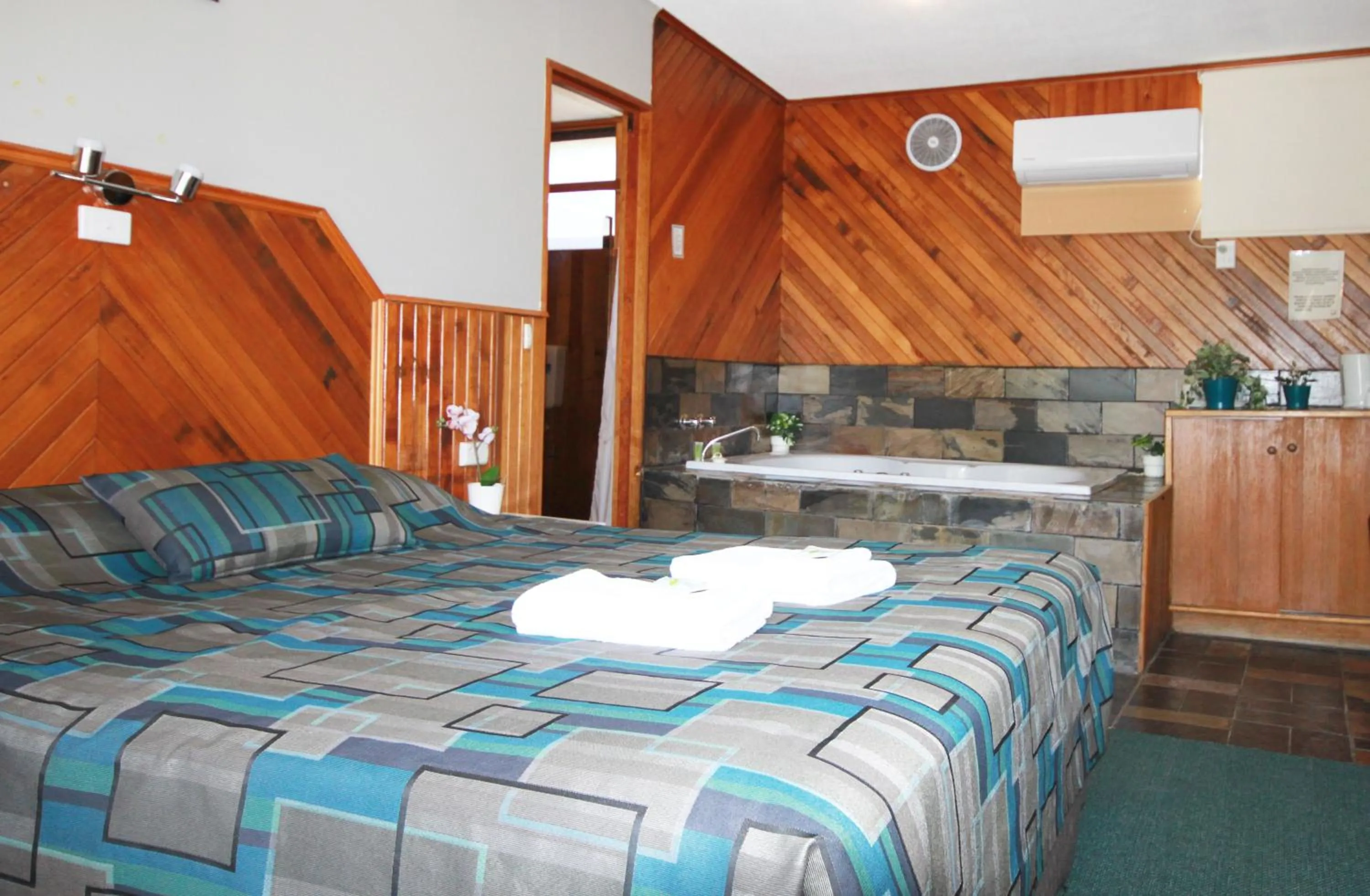 King Room with Spa Bath in Pelicans Motel San Remo