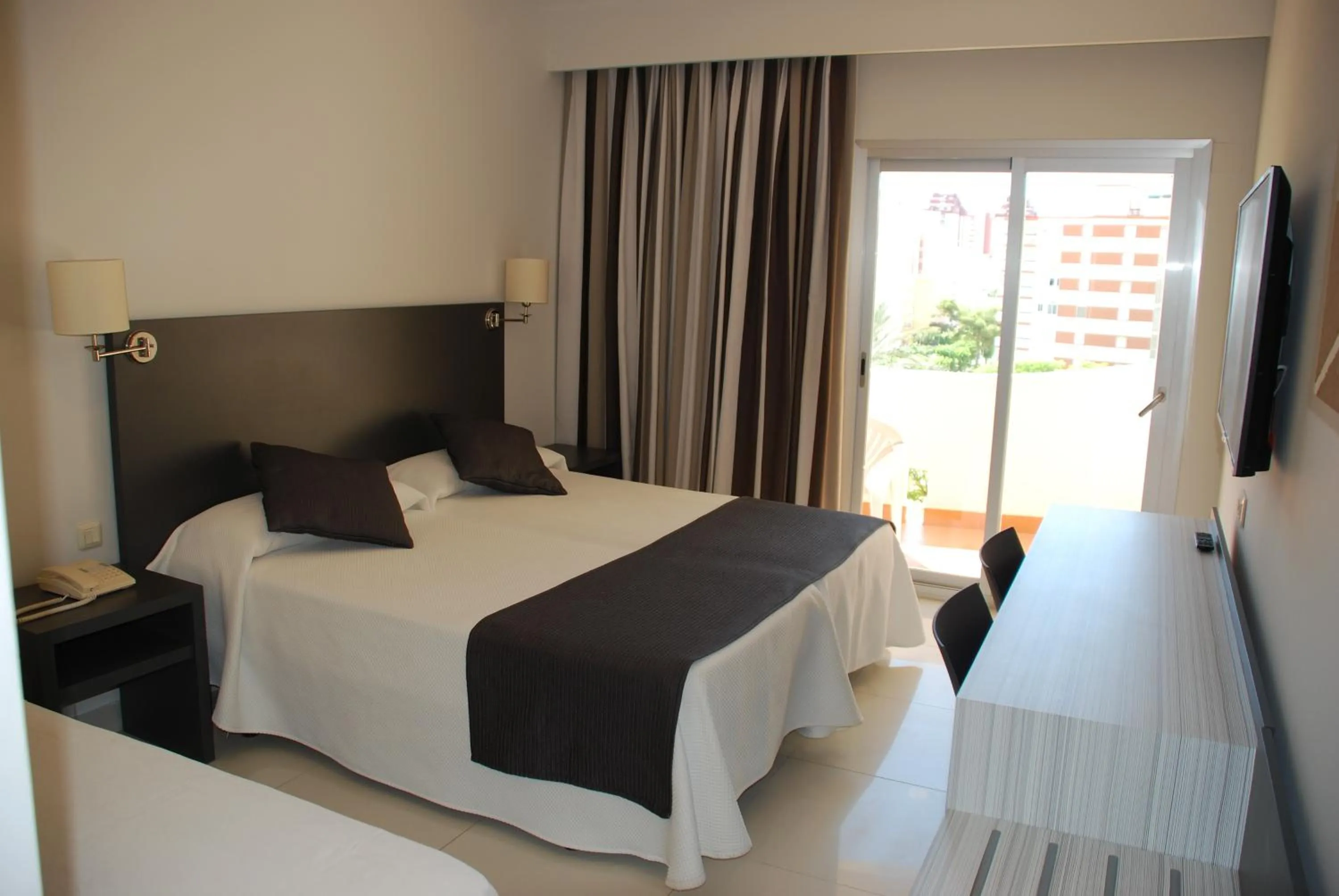 Twin Room with Extra Bed (3 Adults) in Hotel Los Robles