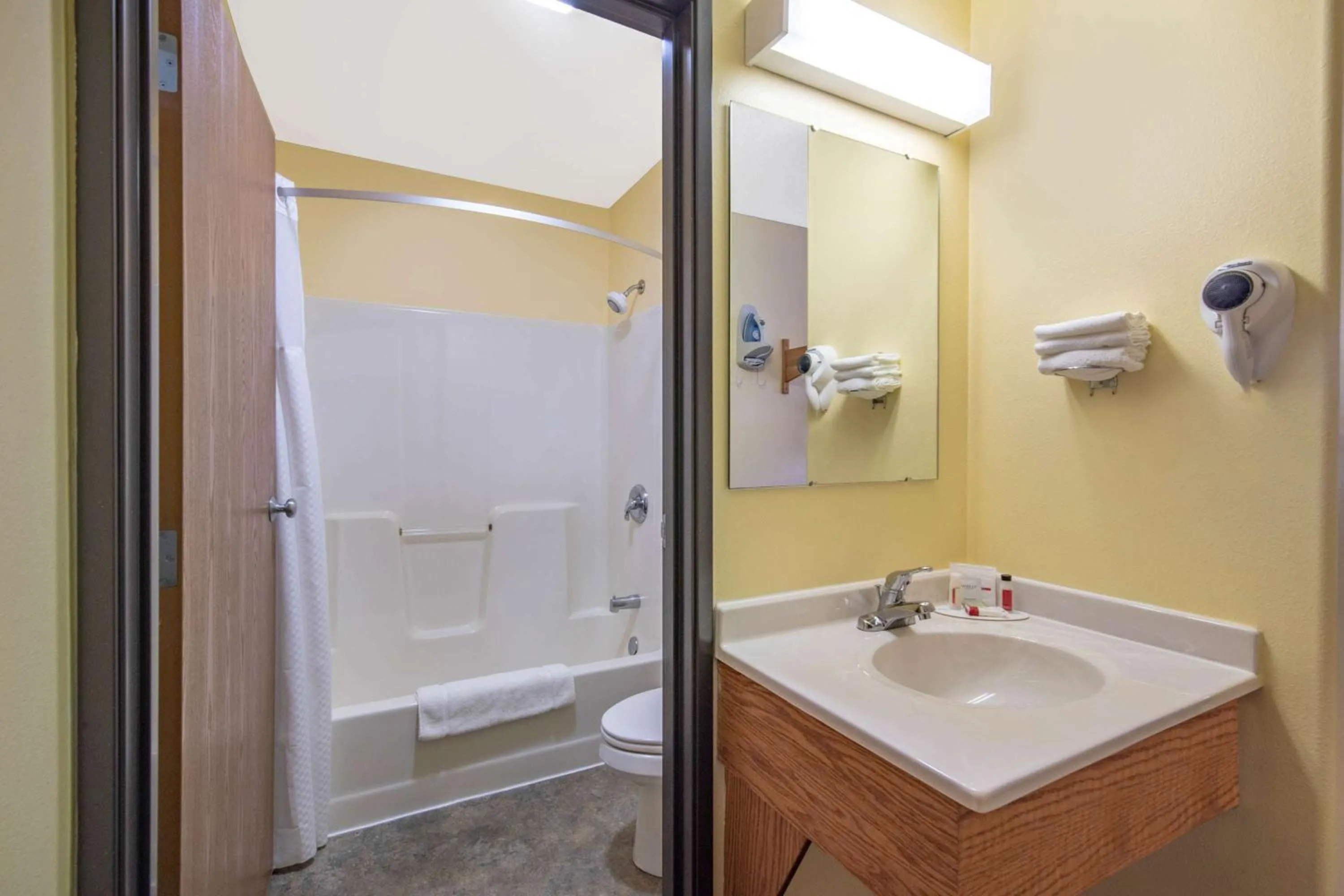 King Room - Non-Smoking in Four Seasons Inn