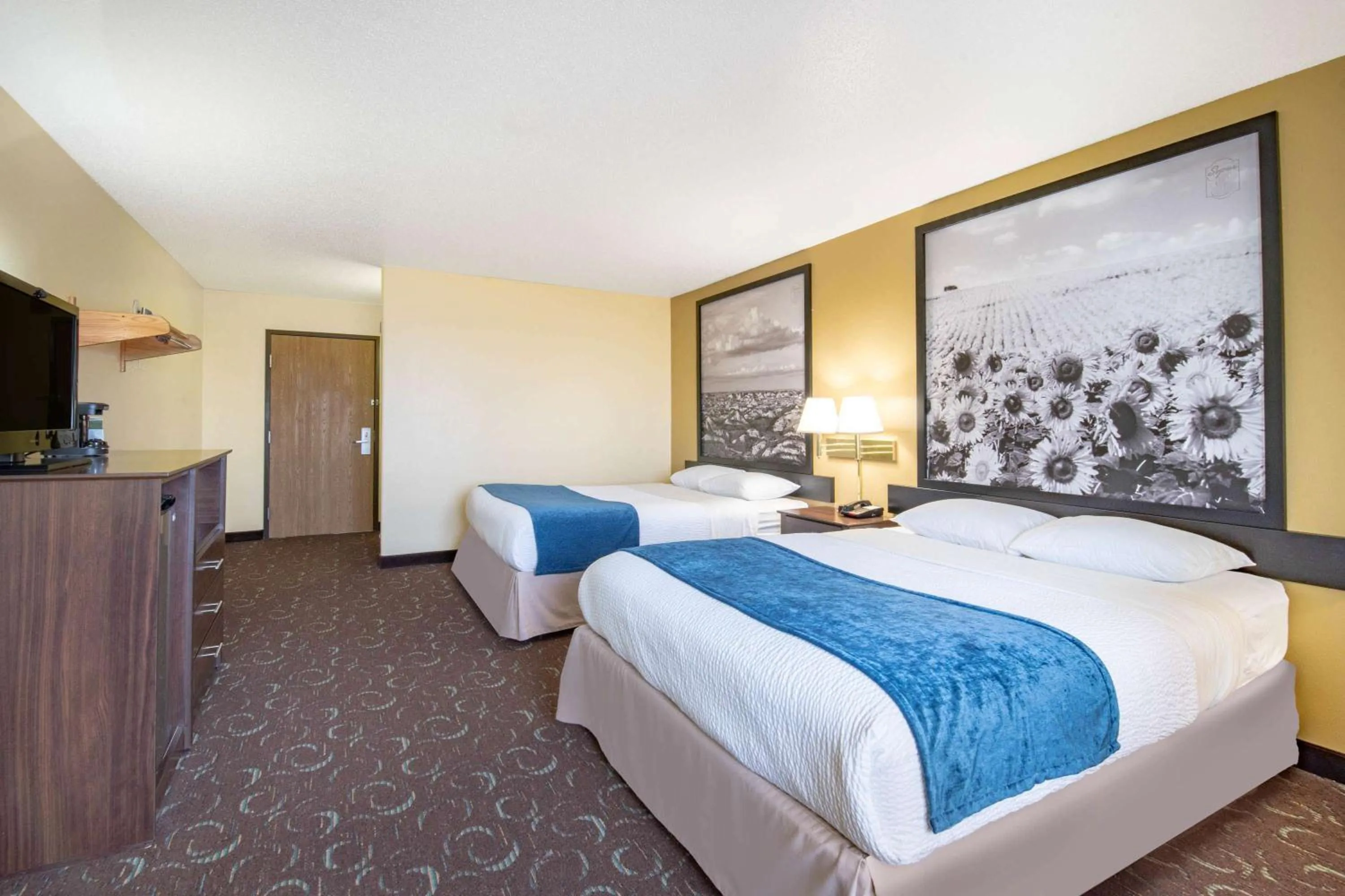 Double Room with Two Double Beds - Non-Smoking in Four Seasons Inn