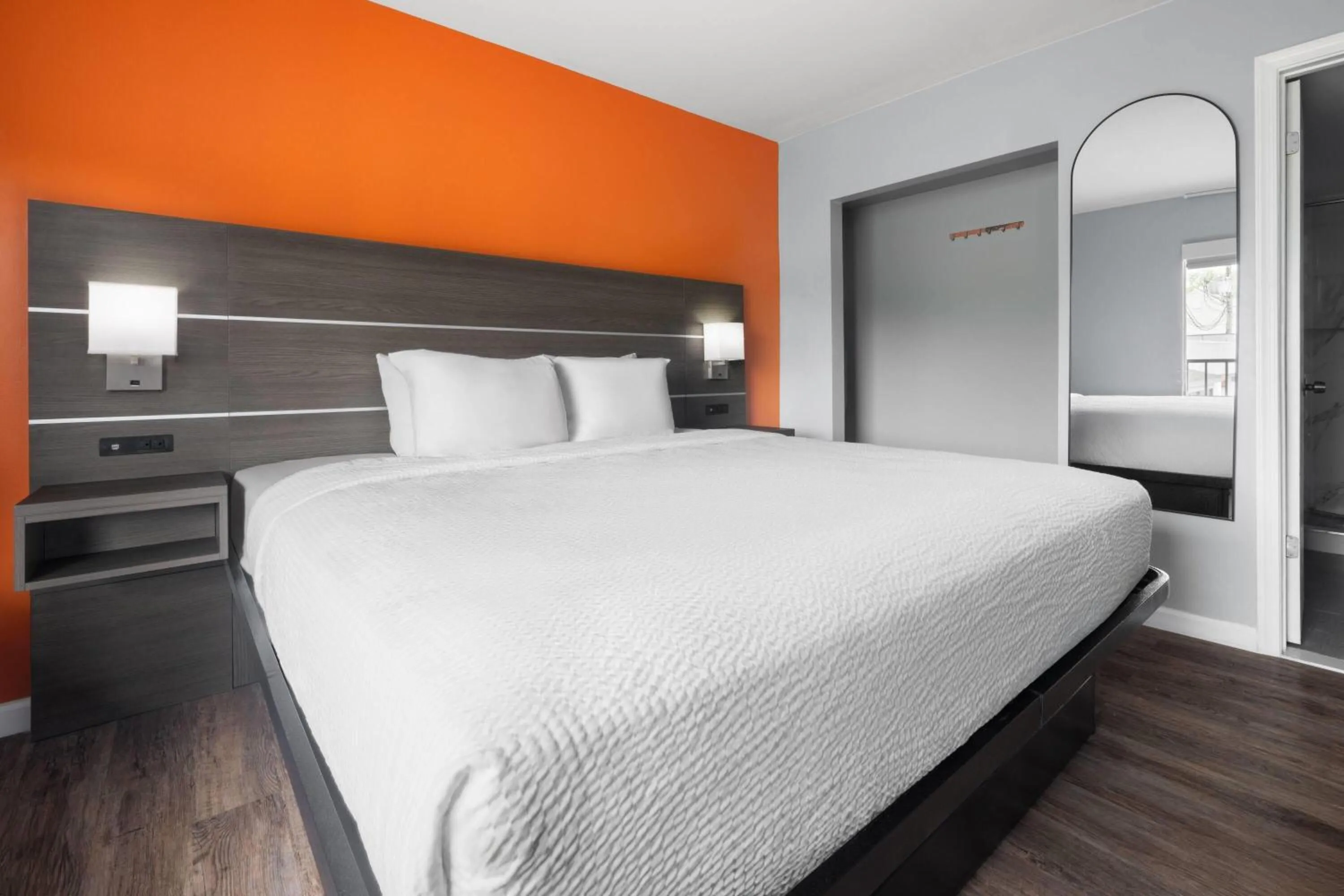 King Room with Roll-in Shower - Mobility Access/Non-Smoking in Baymont by Wyndham Salisbury MD