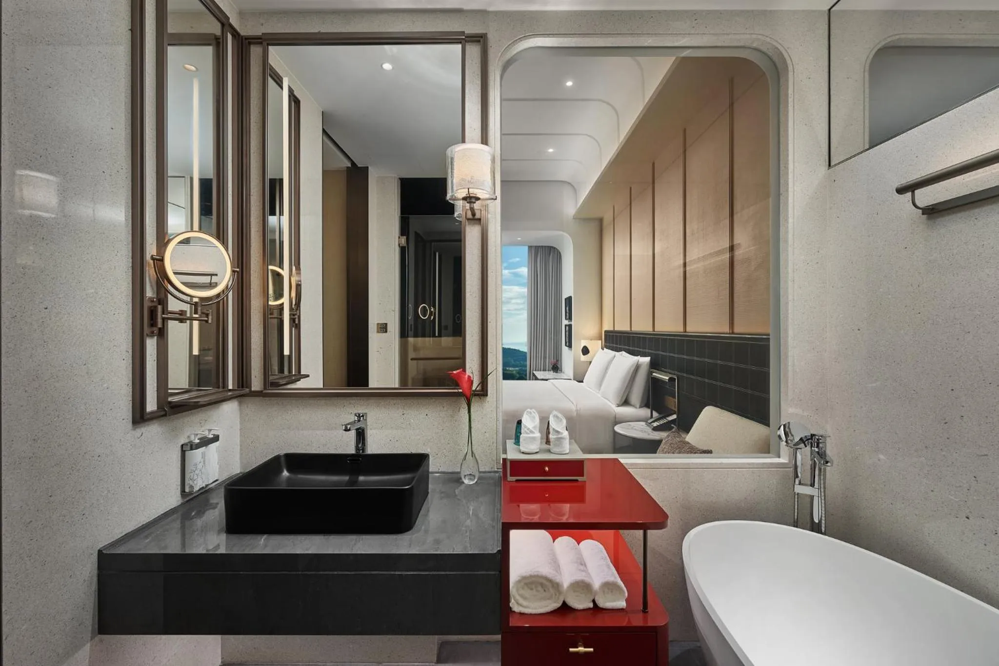 Standard King Room with Bathtub in HUALUXE Shenzhen Bao'an