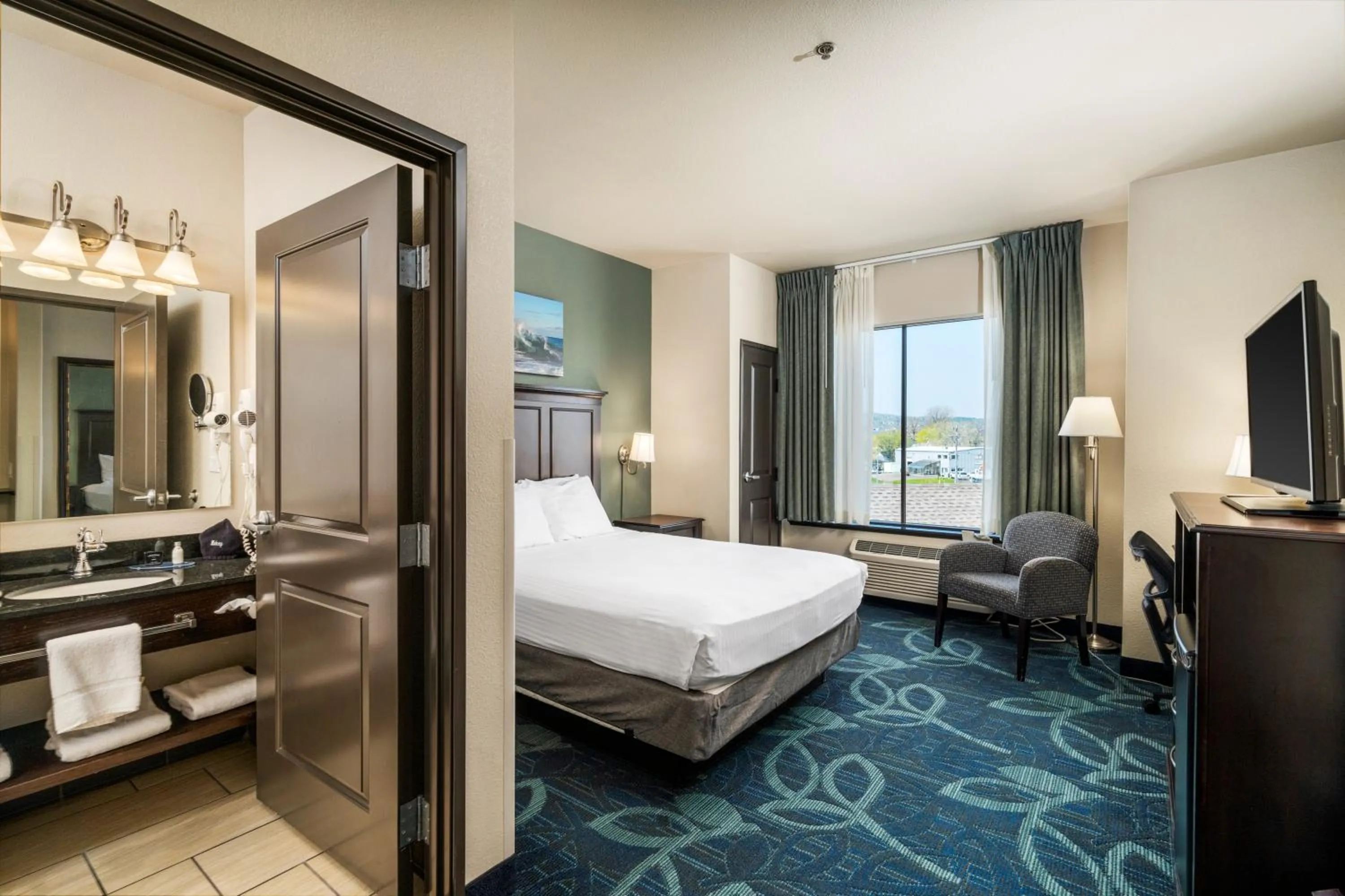 Single Queen Bed No Deck Land View in Park Point Marina Inn