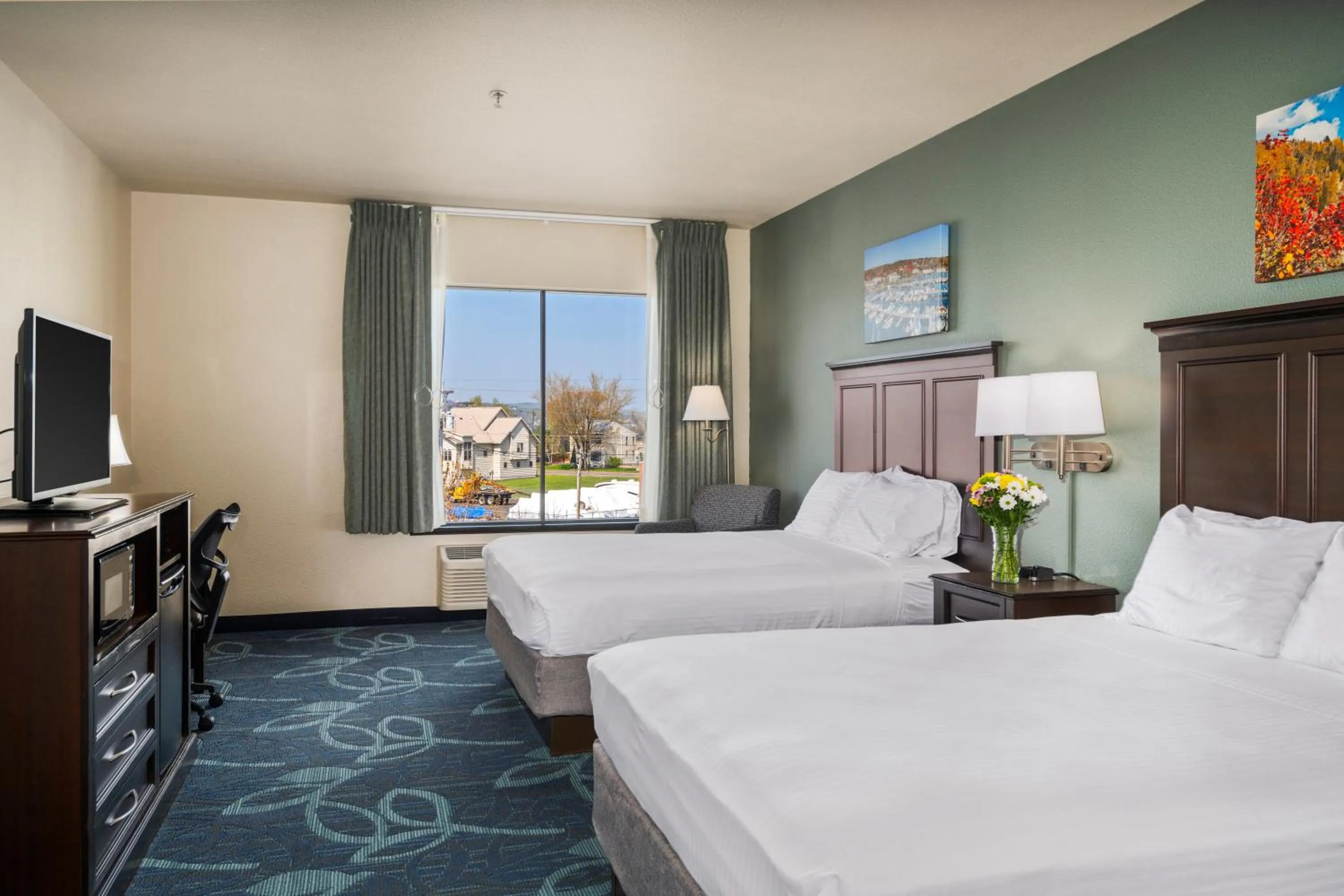 Double Queen Accessible No Deck Land View in Park Point Marina Inn