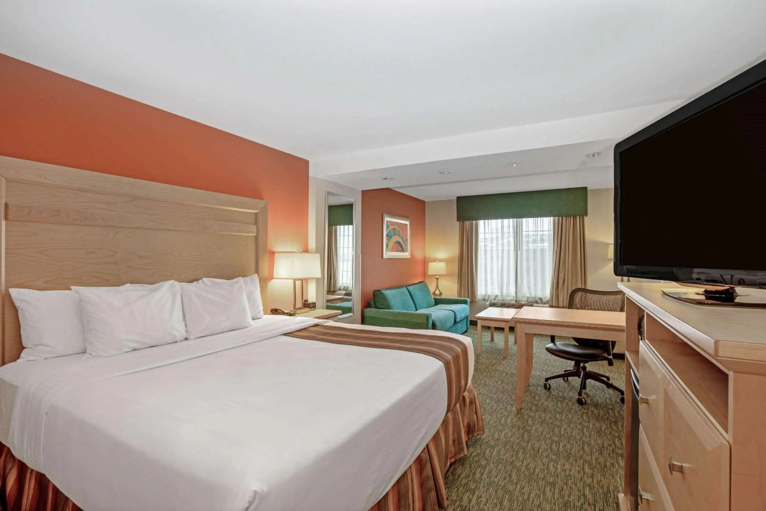 Deluxe King Room with Mobility/Hearing Impaired Access - Non-Smoking in La Quinta by Wyndham Grand Forks