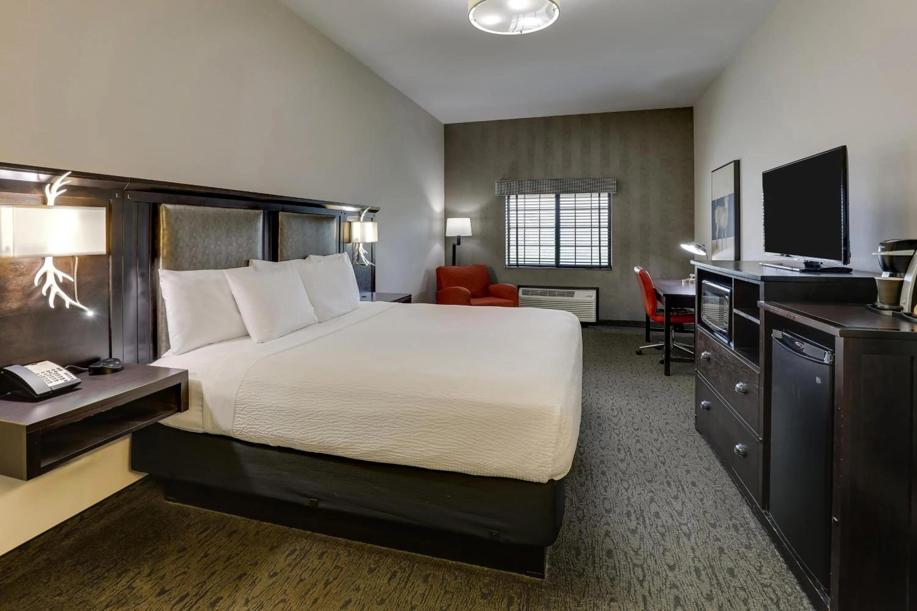 Deluxe King Room in Stoney Creek Hotel Kansas City - Independence