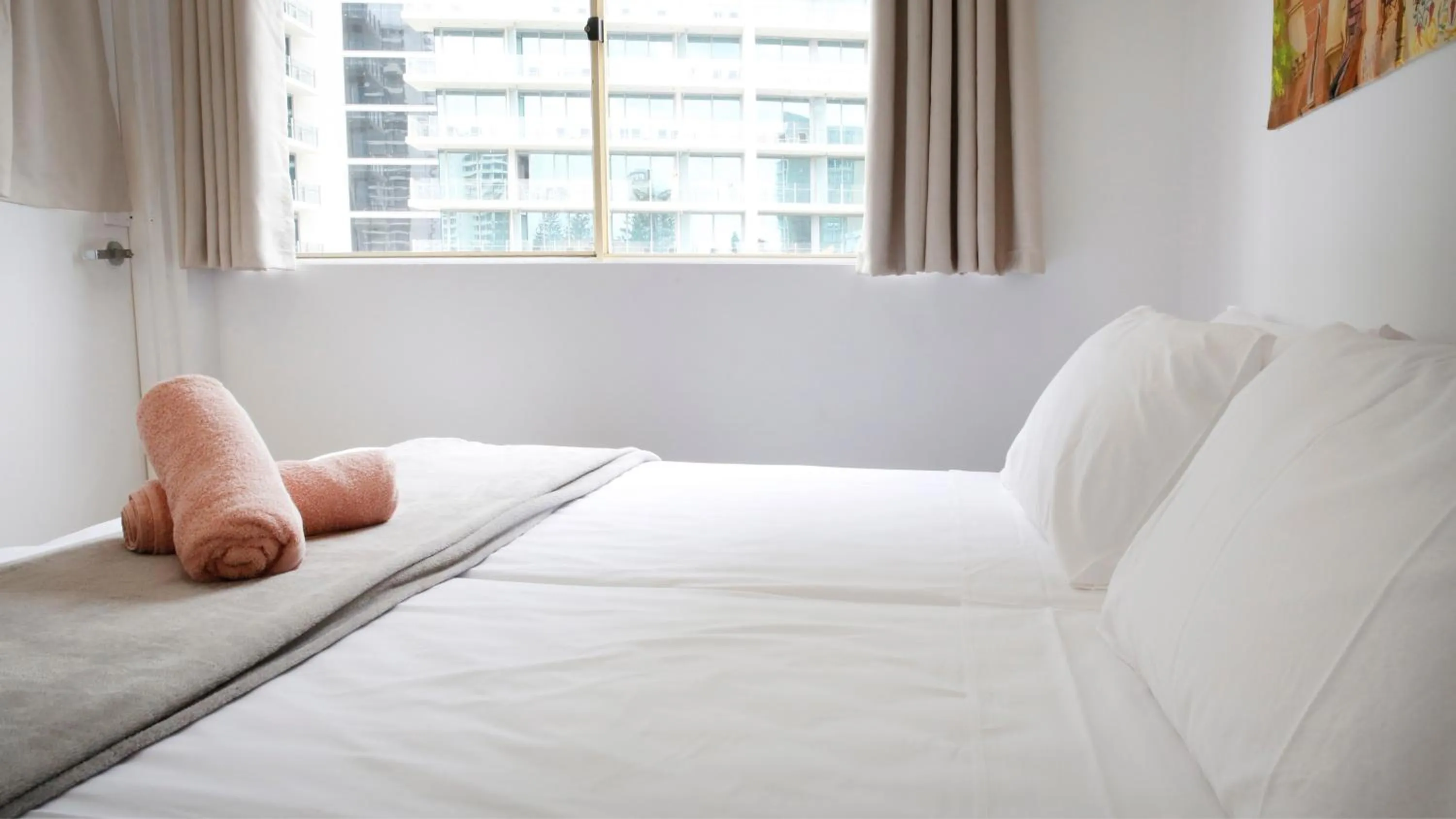 Queen Room with Balcony in Breeze Inn Gold Coast