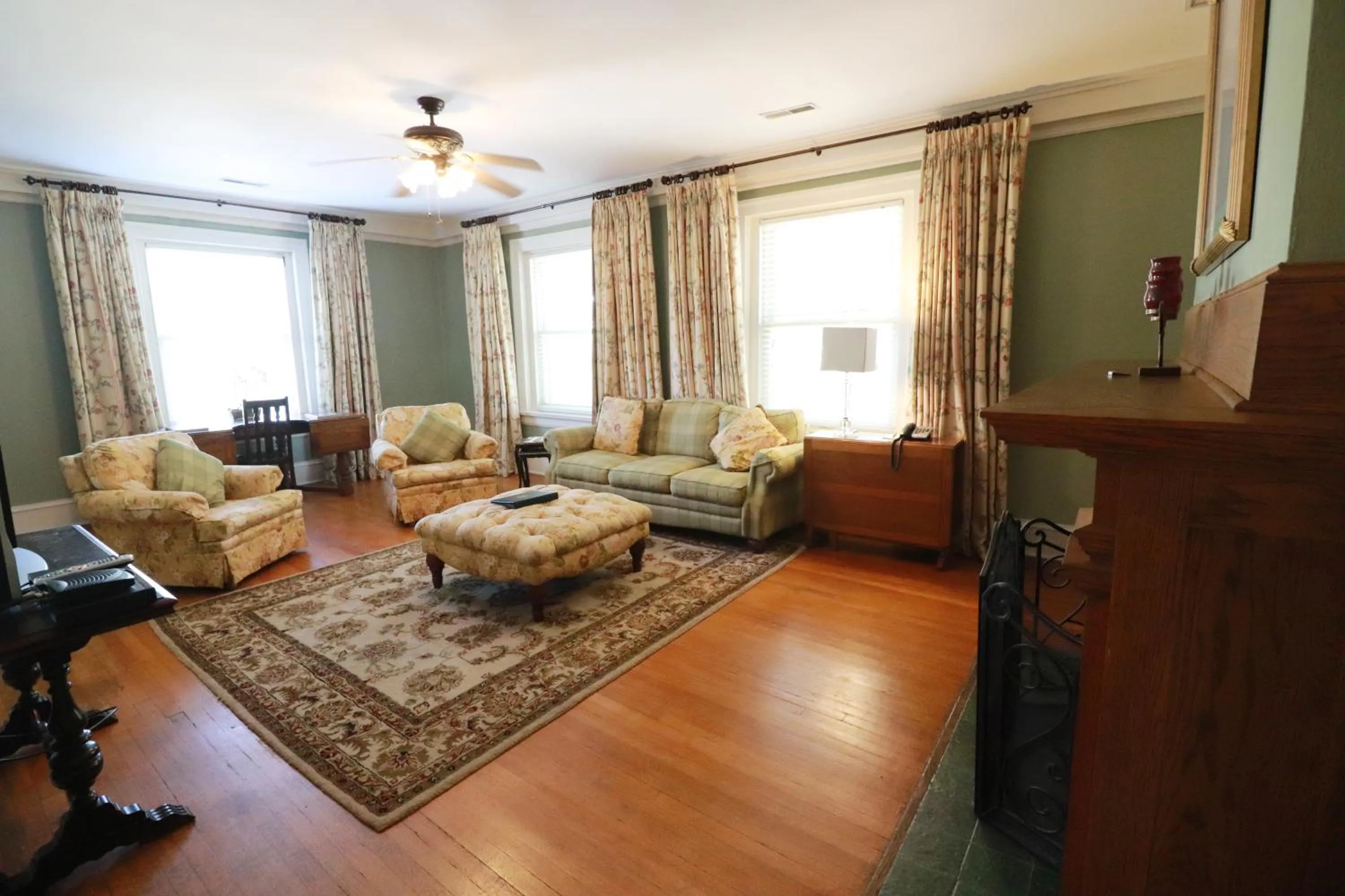 Deluxe Queen Room with Two Queen Beds in Inn at 835 Boutique Hotel