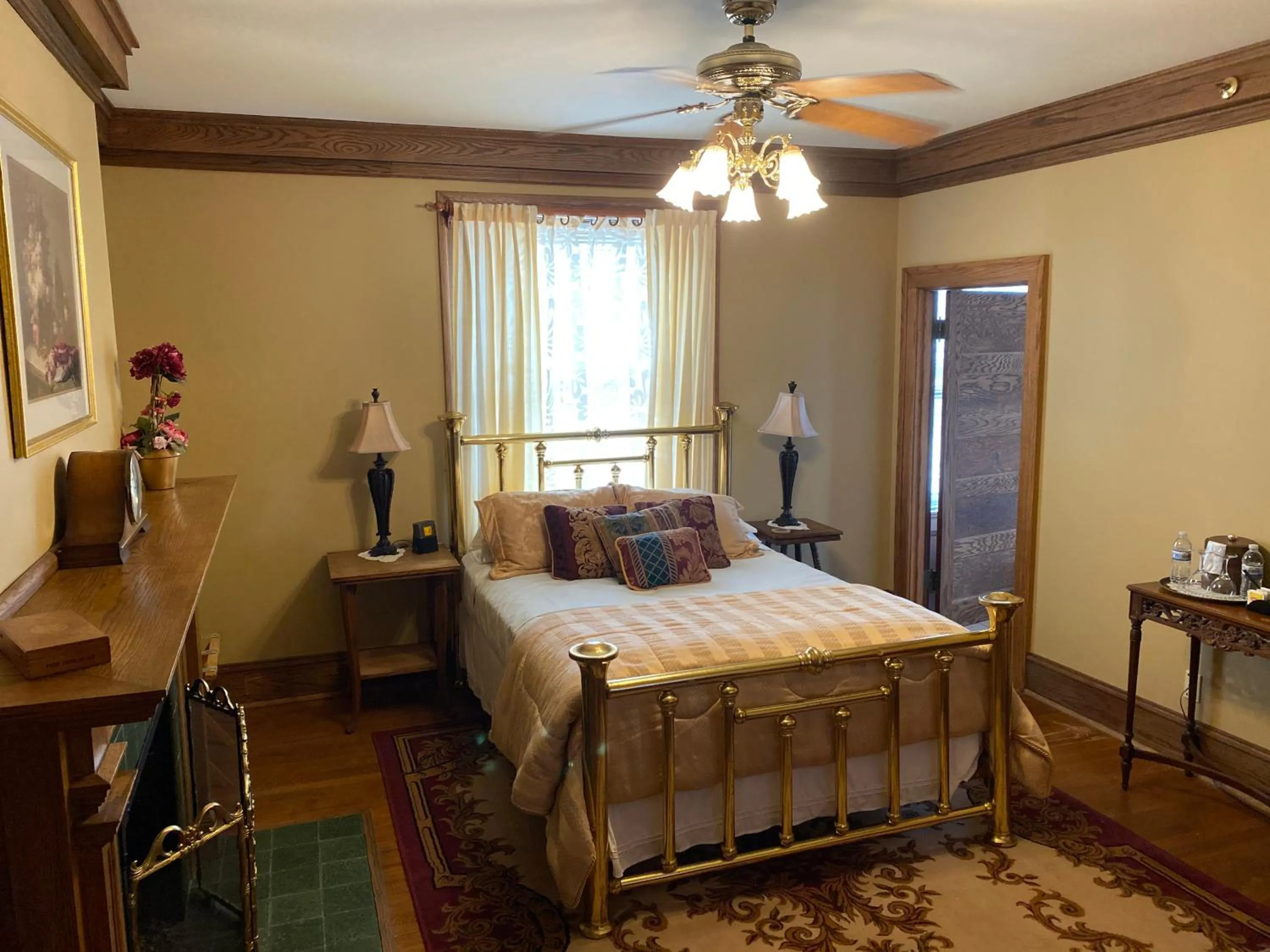 Superior Queen Room in Inn at 835 Boutique Hotel