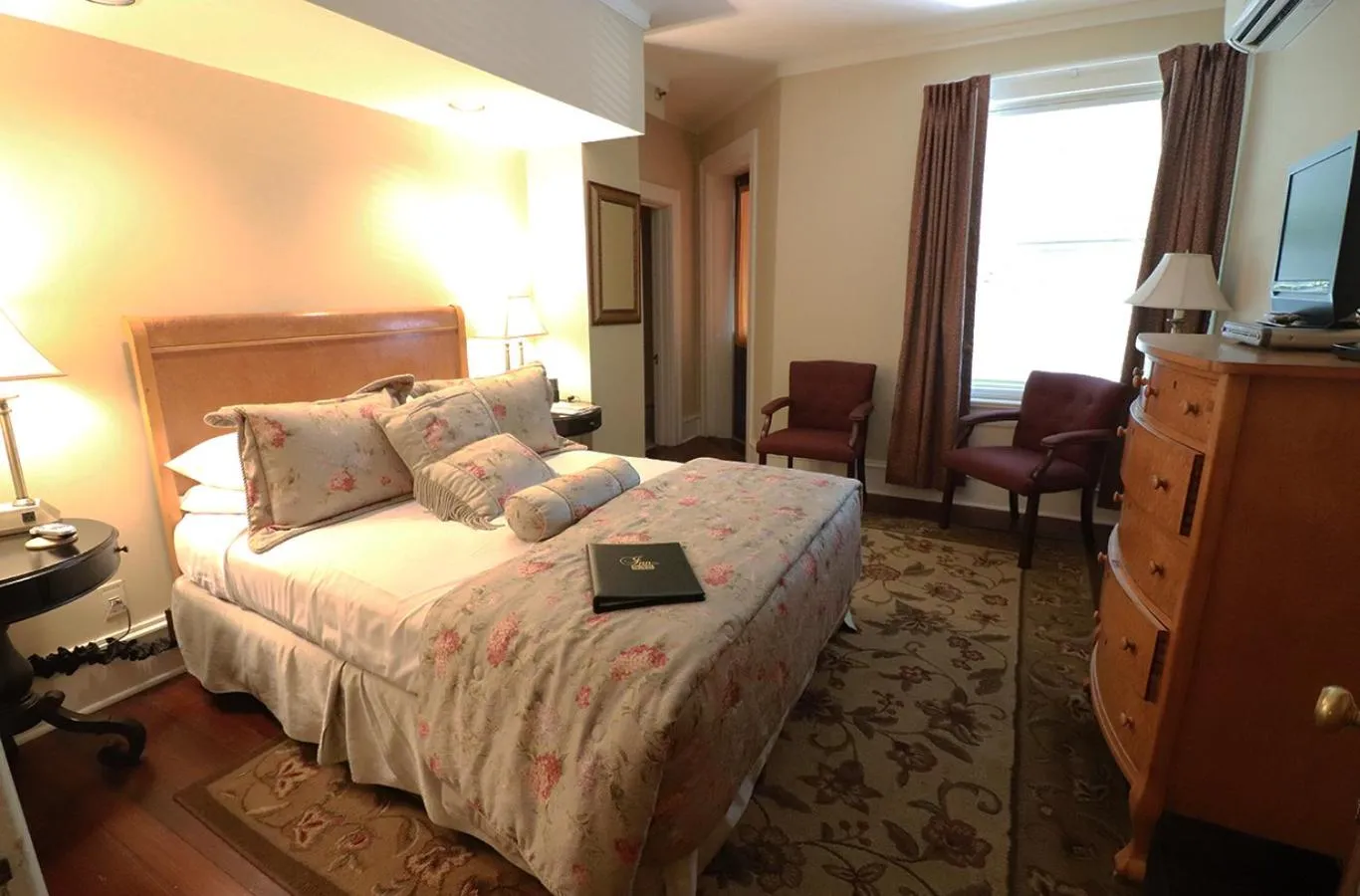 Queen Room with Balcony in Inn at 835 Boutique Hotel