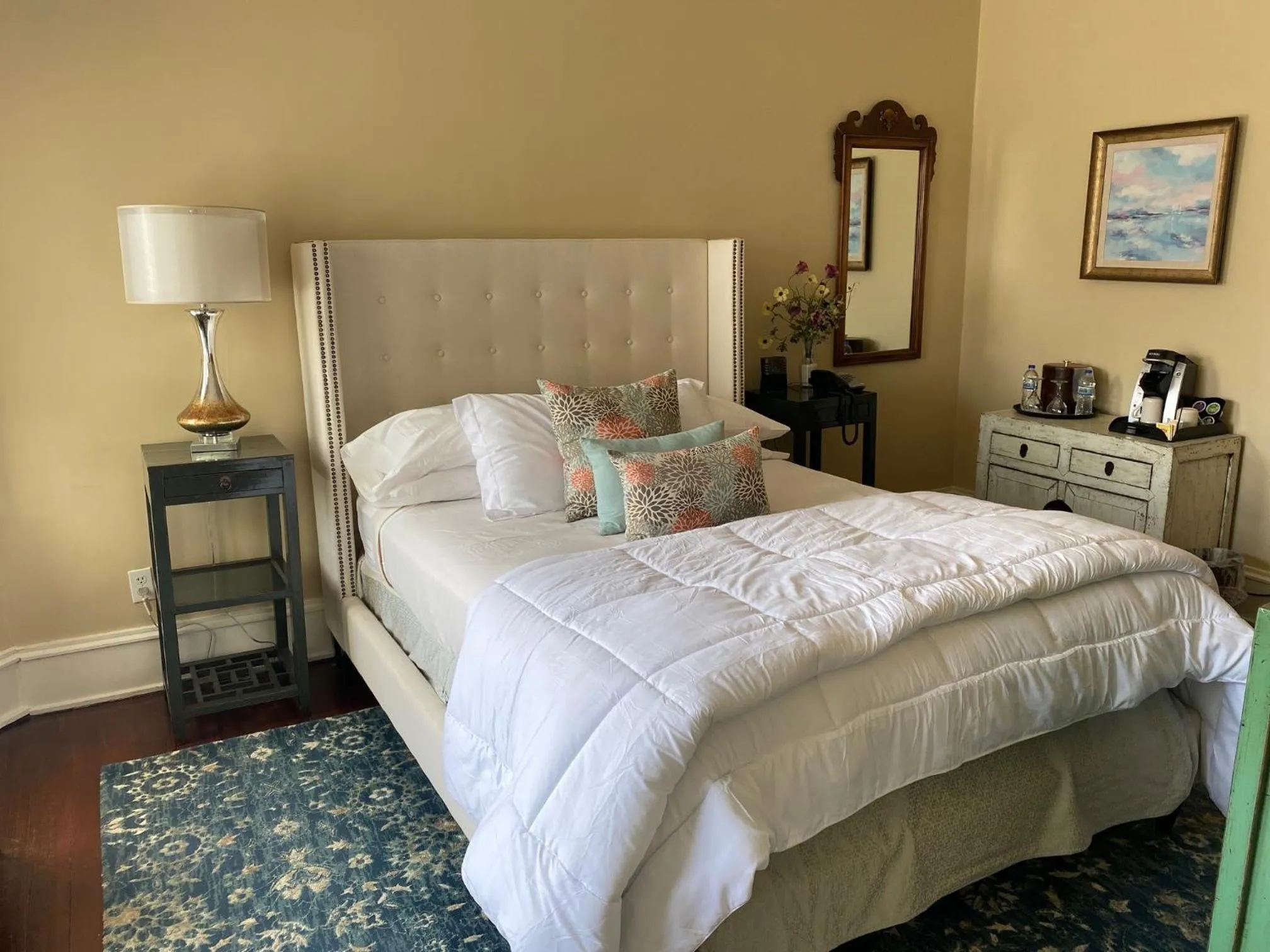 Deluxe Double Room with Balcony in Inn at 835 Boutique Hotel