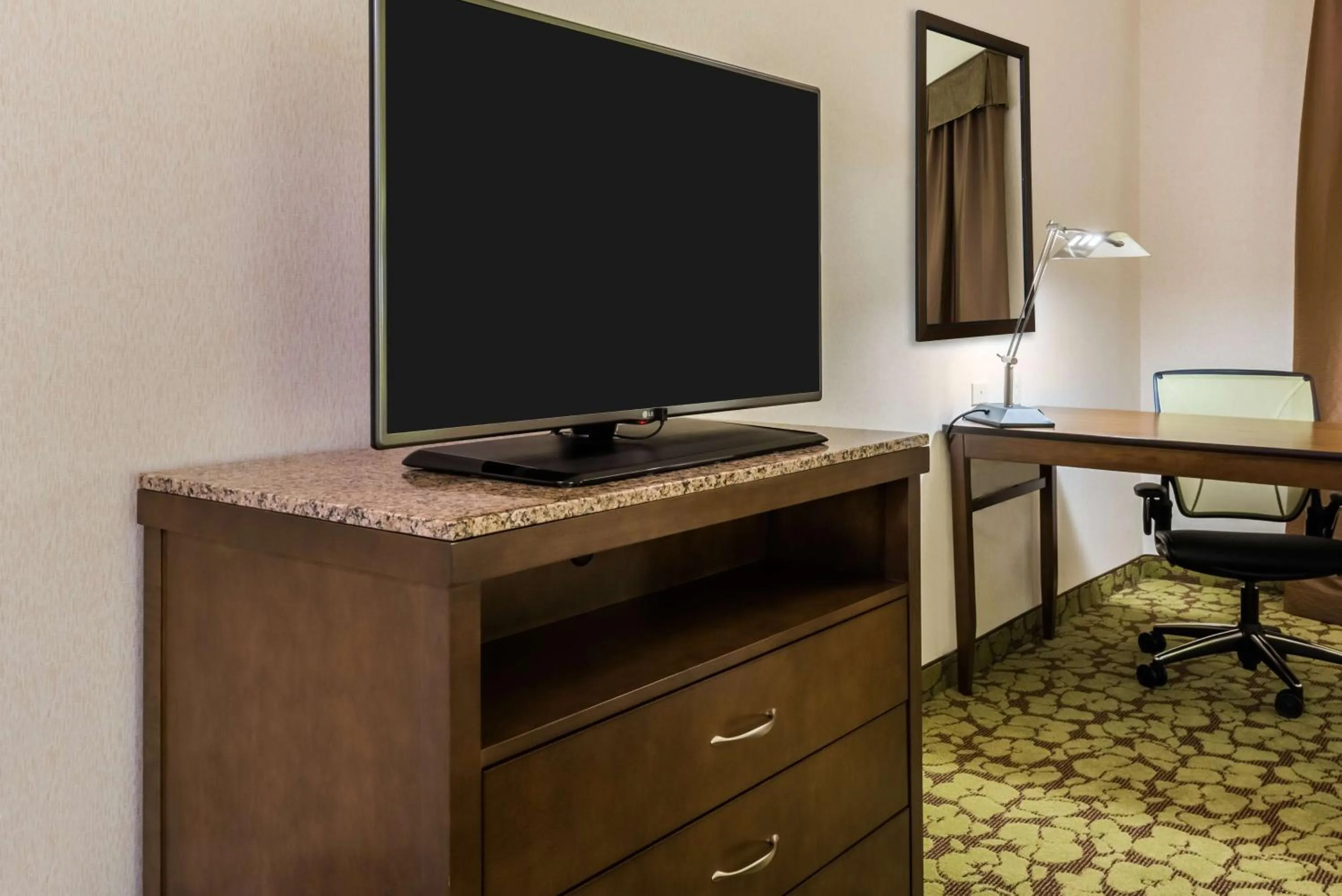 King Room with Accessible Tub - Mobility Access in Hilton Garden Inn Wayne