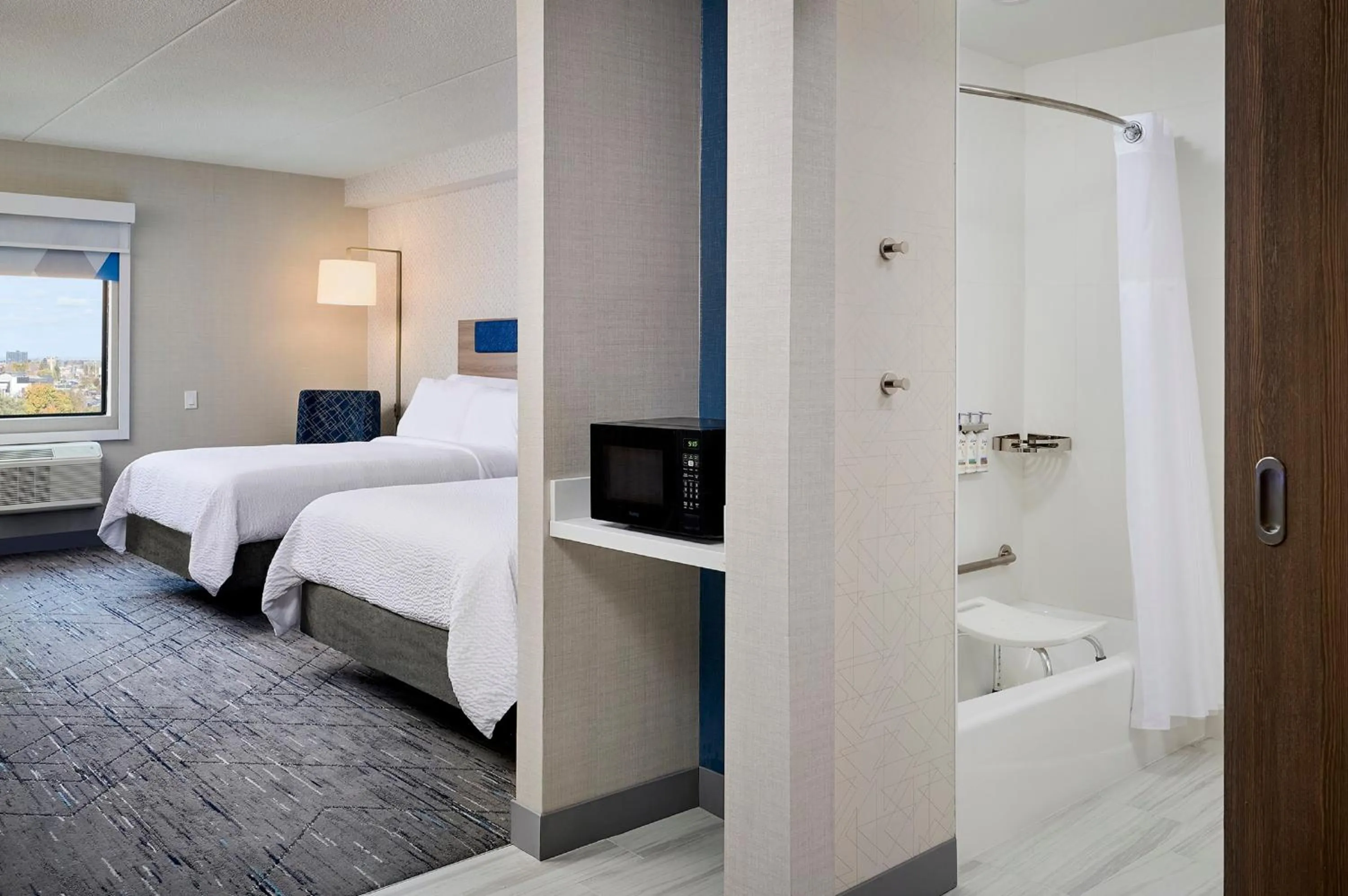 Standard Queen Room - Mobility Accessible with Tub in Holiday Inn Express Hamilton - Upper James by IHG