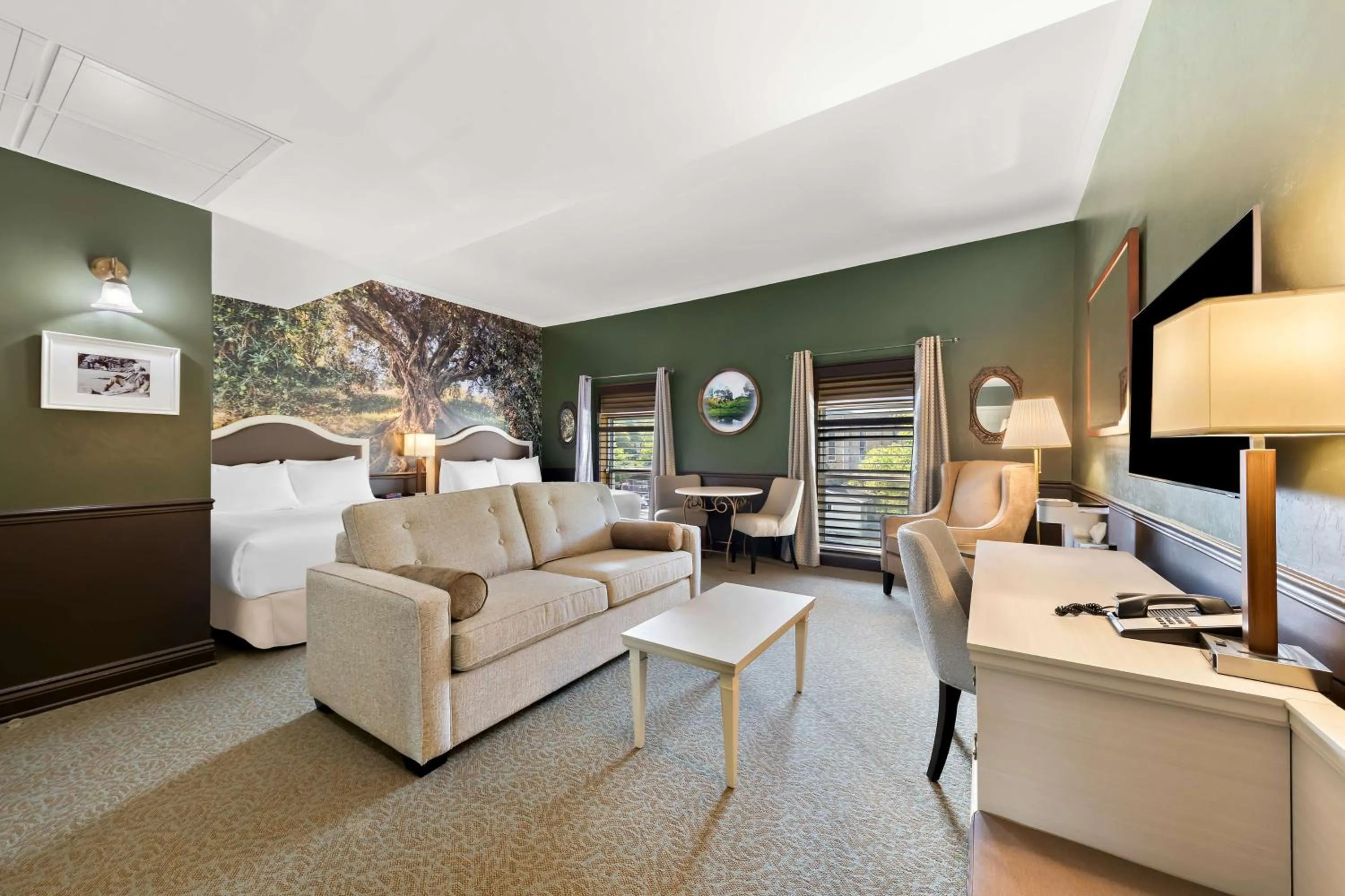 Suite with Two Queen Beds and Sitting Area - Non-Smoking in The Arlington Hotel - BW Signature Collection