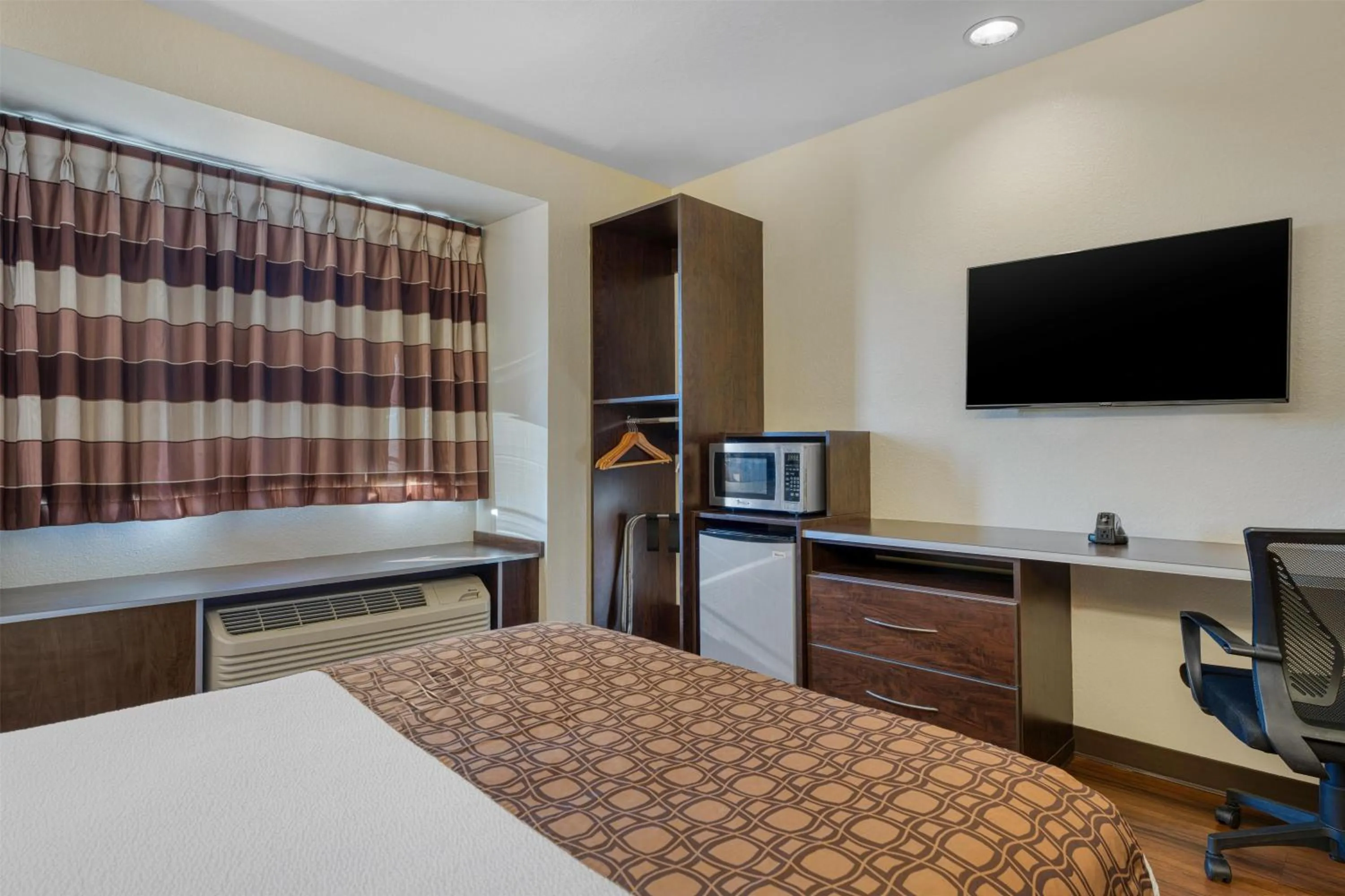 Queen Room with Two Queen Beds - Disability Access in SureStay Plus Hotel by Best Western Buckhannon