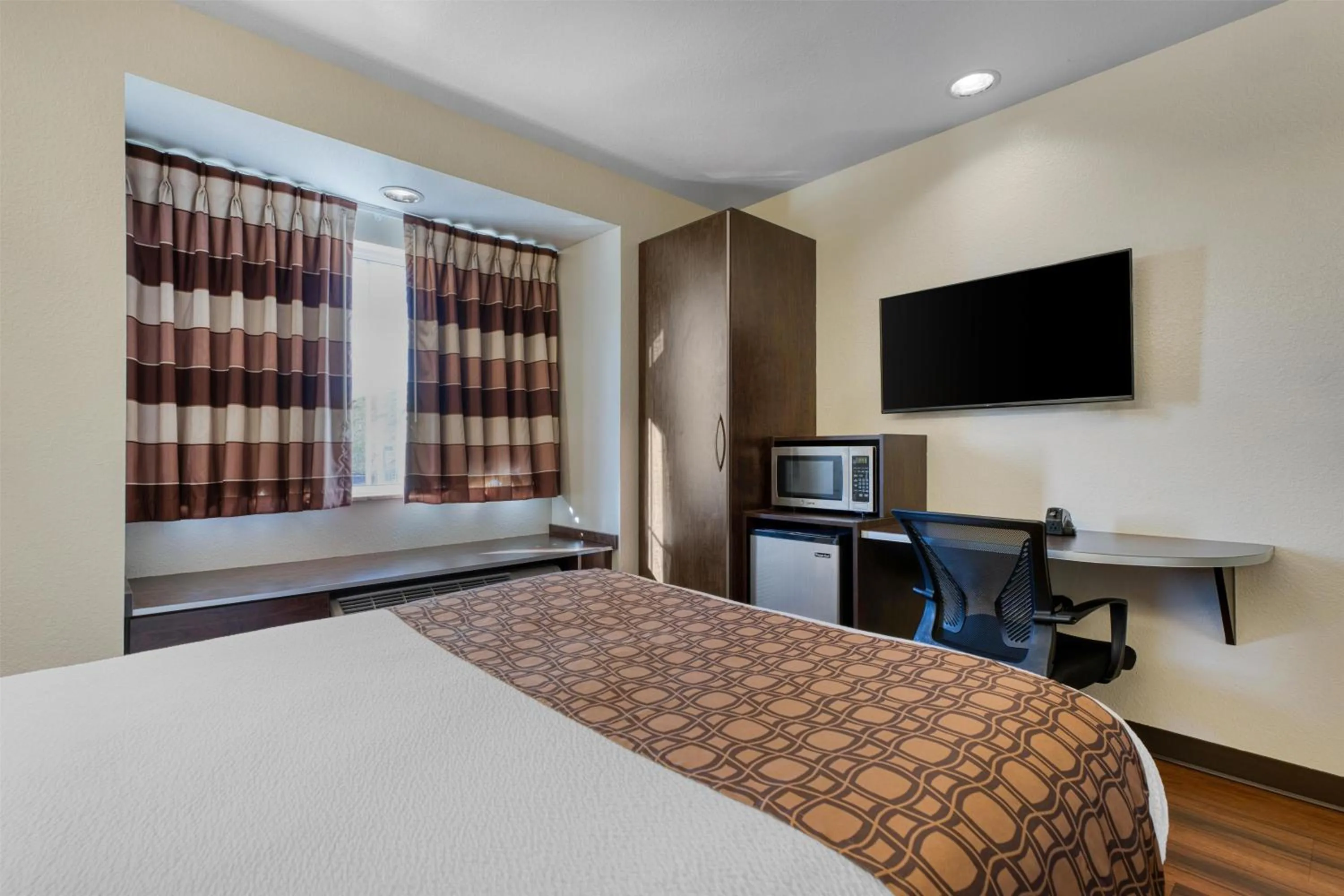 Queen Room - Non-Smoking in SureStay Plus Hotel by Best Western Buckhannon