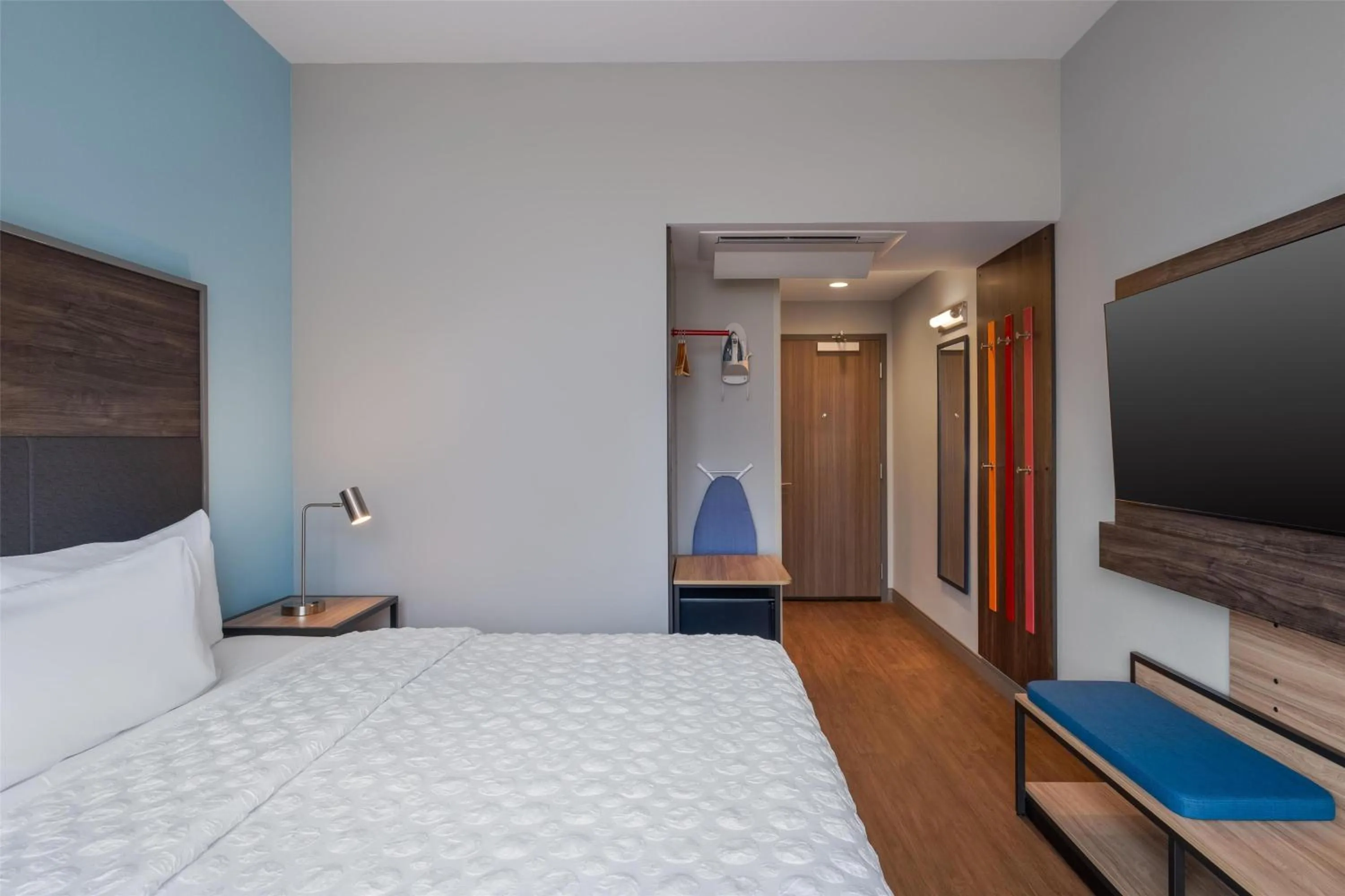 King Room with Walk-In Shower in Tru By Hilton Houston Downtown Convention Center