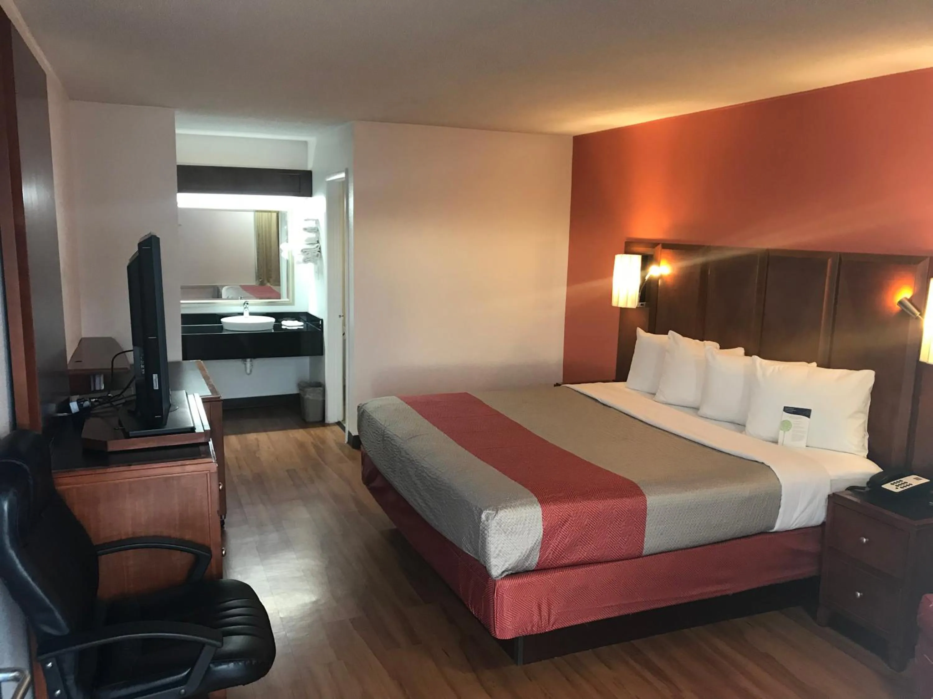 King Room - Disability Access - Non-Smoking in Motel 6-Van Buren, AR I- 40