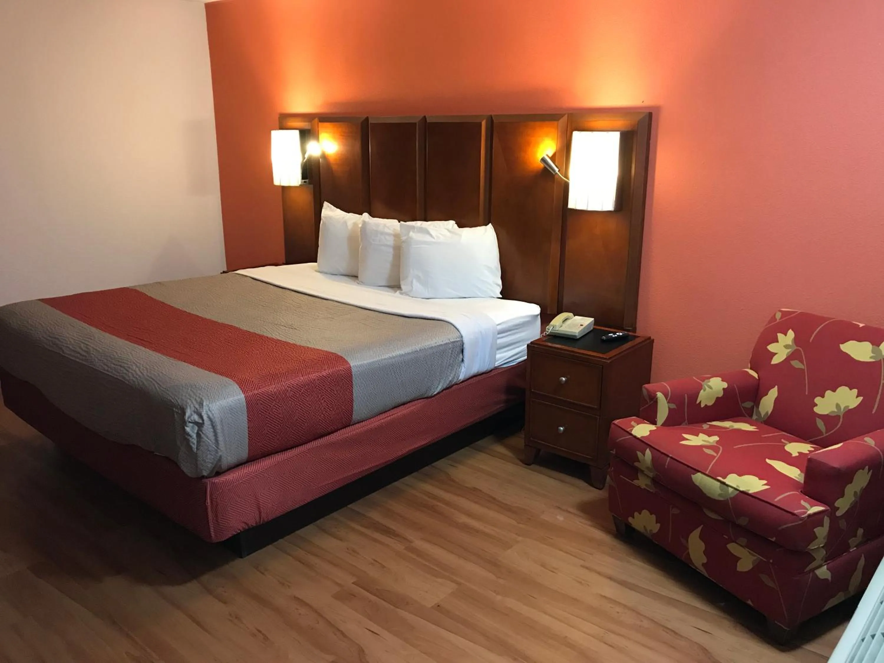 King Room - Smoking  in Motel 6-Van Buren, AR I- 40