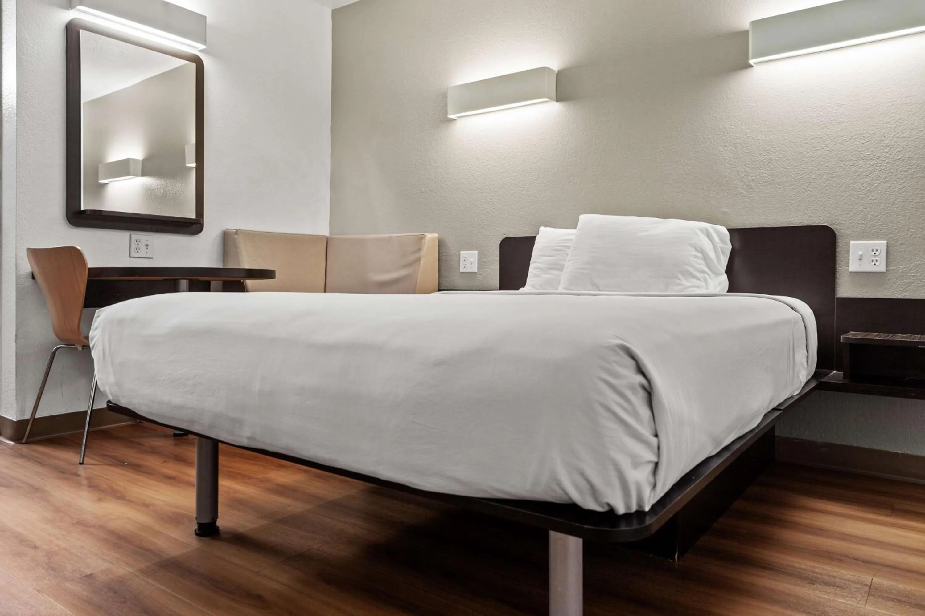 Queen Room - Non-Smoking in Studio 6 San Luis Obispo, CA South