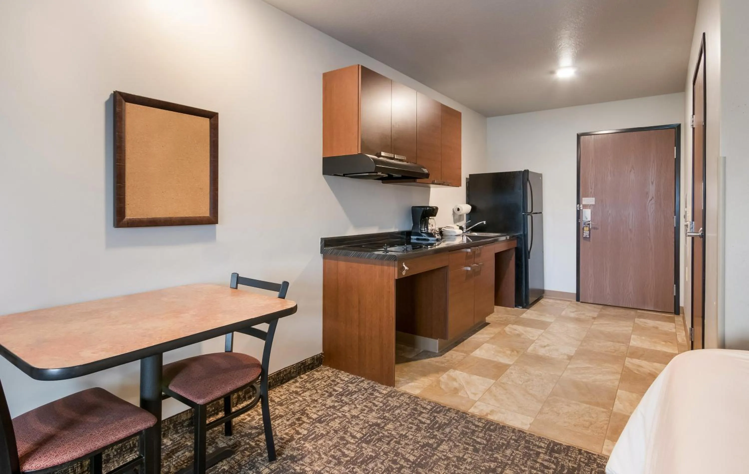 Queen Room - Hearing & Mobility Accessible - Roll In Shower in My Place Hotel-Bozeman, MT